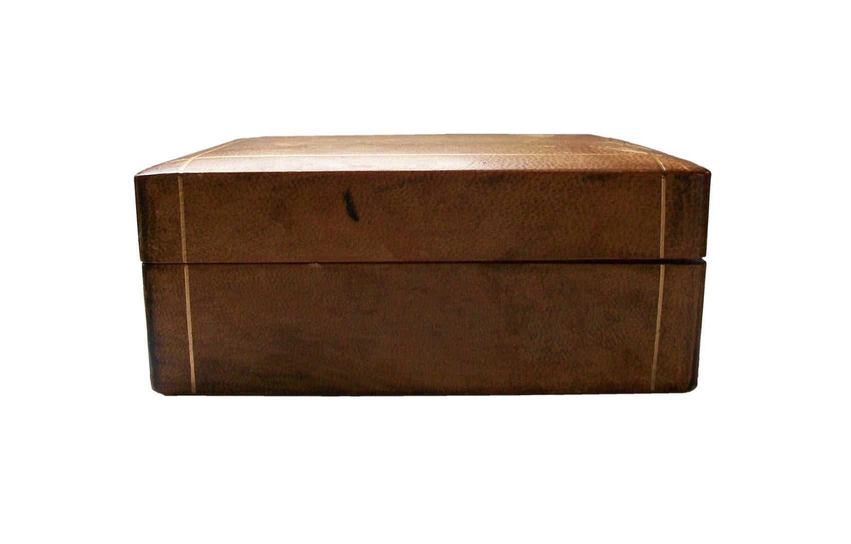 Mid-Century Modern Boîte en cuir du milieu du siècle - Détails dorés - Doublure en Wood - Italie - circa 1950 en vente