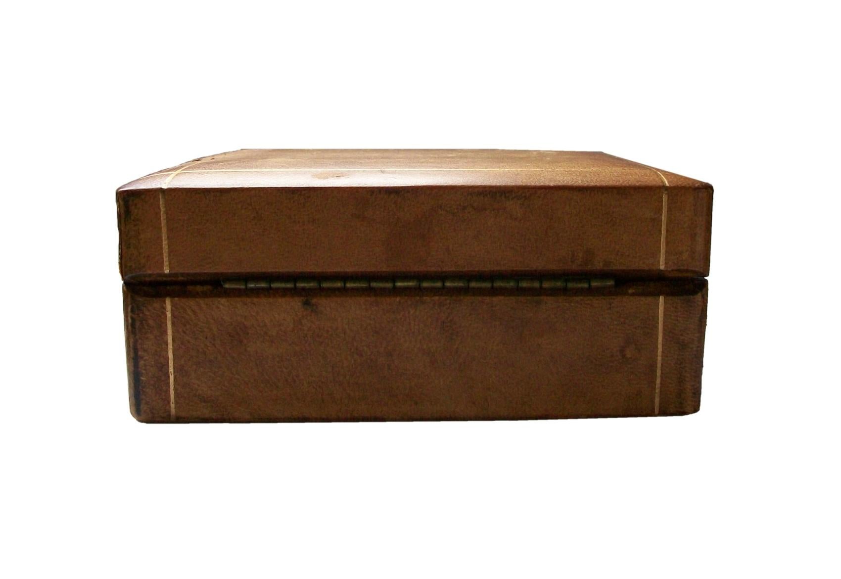 italien Boîte en cuir du milieu du siècle - Détails dorés - Doublure en Wood - Italie - circa 1950 en vente