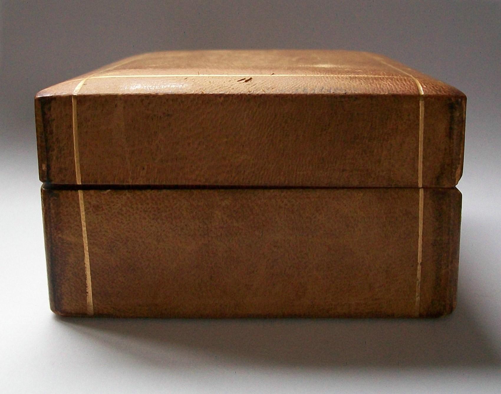Doré Boîte en cuir du milieu du siècle - Détails dorés - Doublure en Wood - Italie - circa 1950 en vente