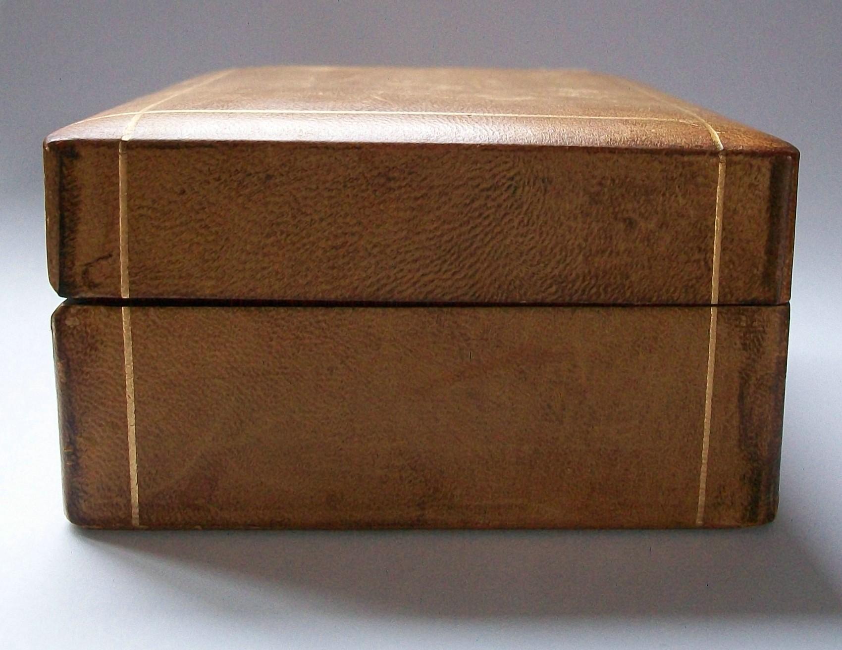 Midcentury Leather Box - Gilded Details - Wood Lined - Italy - circa 1950s In Good Condition For Sale In Chatham, ON