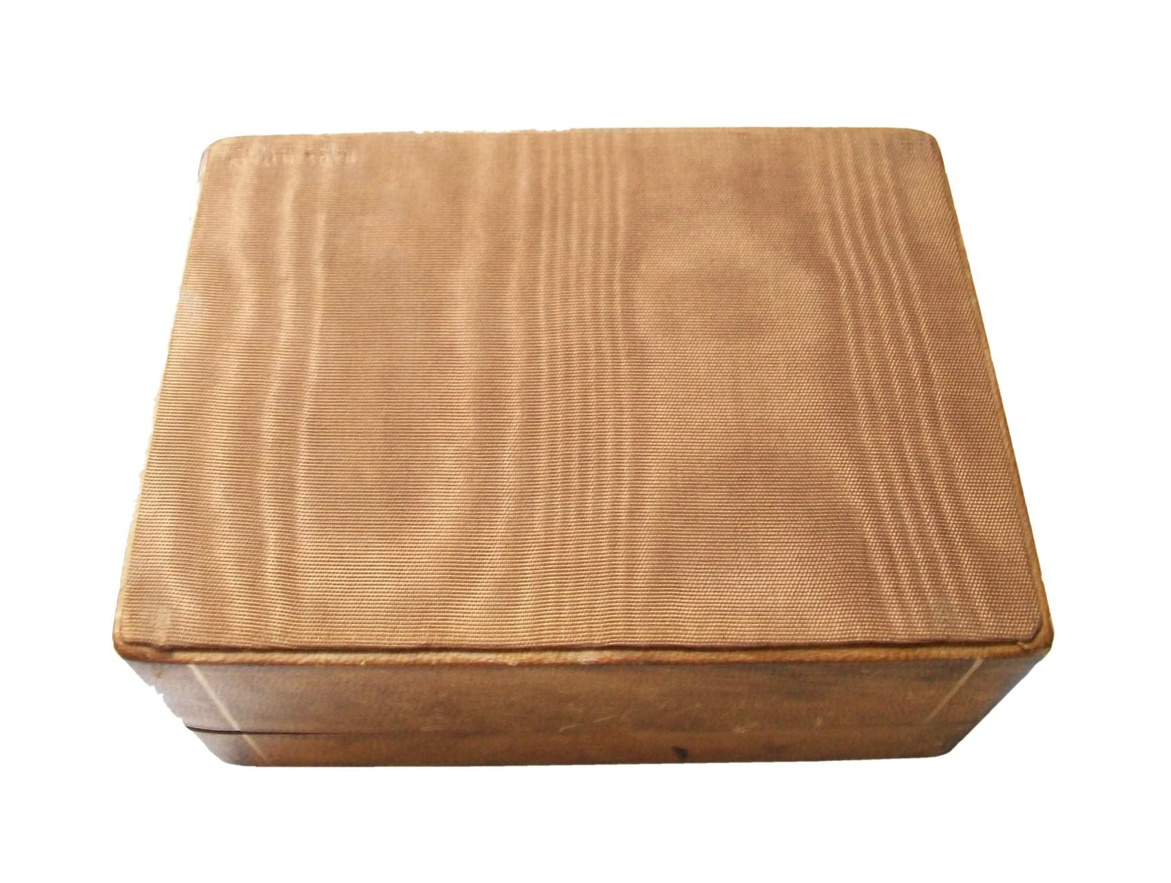 20ième siècle Boîte en cuir du milieu du siècle - Détails dorés - Doublure en Wood - Italie - circa 1950 en vente