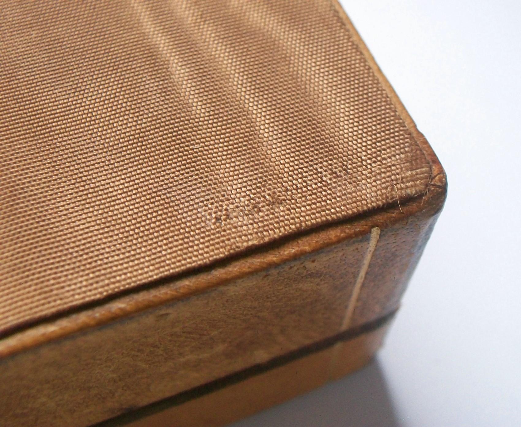 Caja de cuero de mediados de siglo - Detalles dorados - Forrada de madera - Italia - circa años 50 Cuero en venta