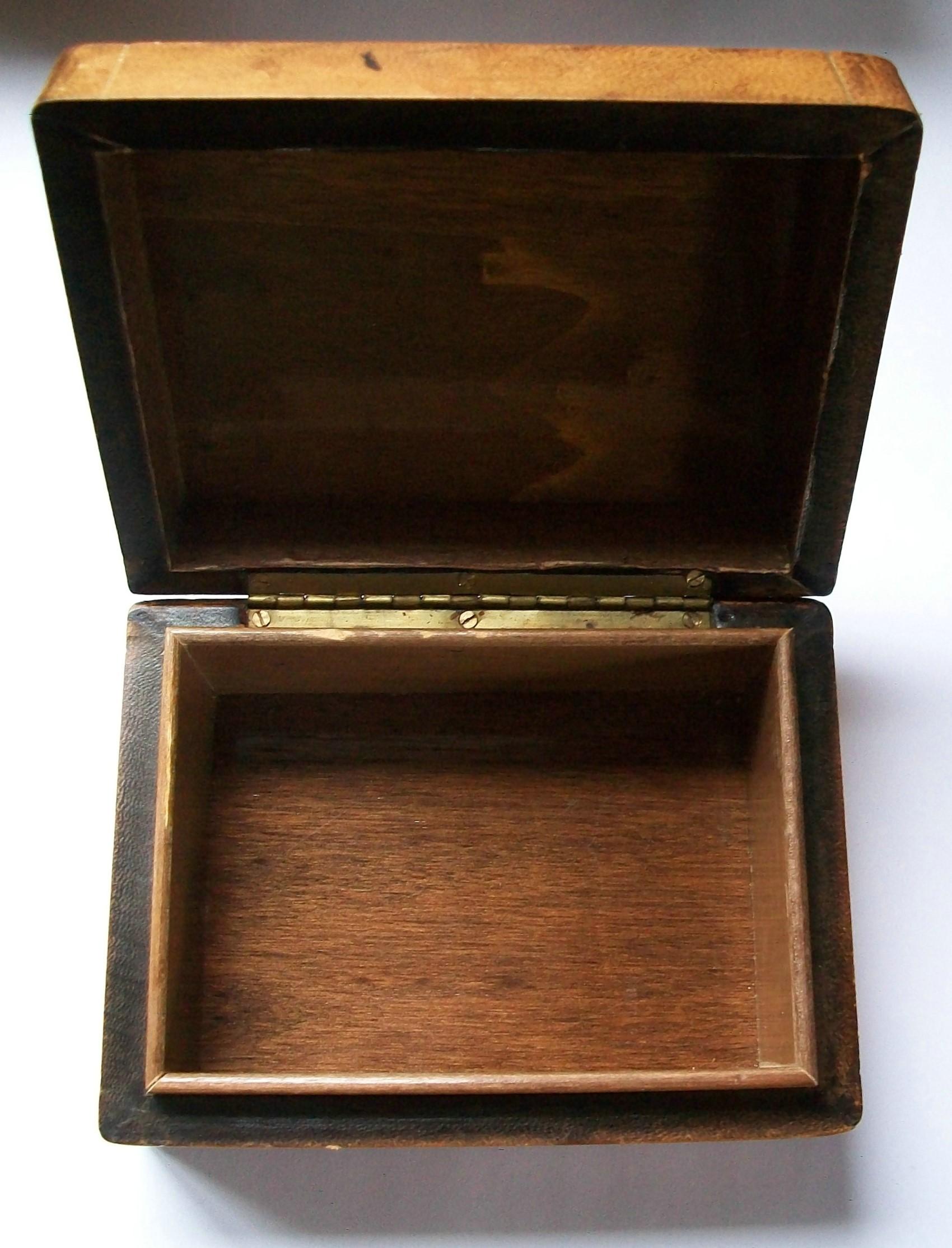 Boîte en cuir du milieu du siècle - Détails dorés - Doublure en Wood - Italie - circa 1950 en vente 1