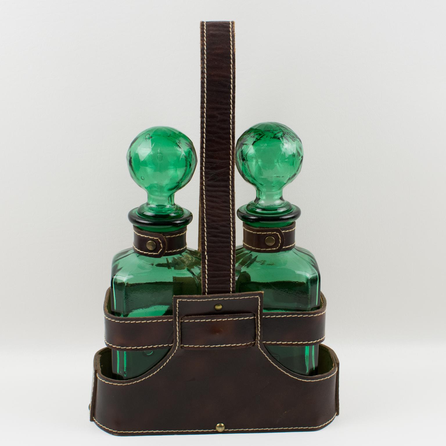 Mid-Century Lederkoffer Tantalus mit zwei grünen Glaskaraffen, 1960er Jahre (Moderne der Mitte des Jahrhunderts) im Angebot