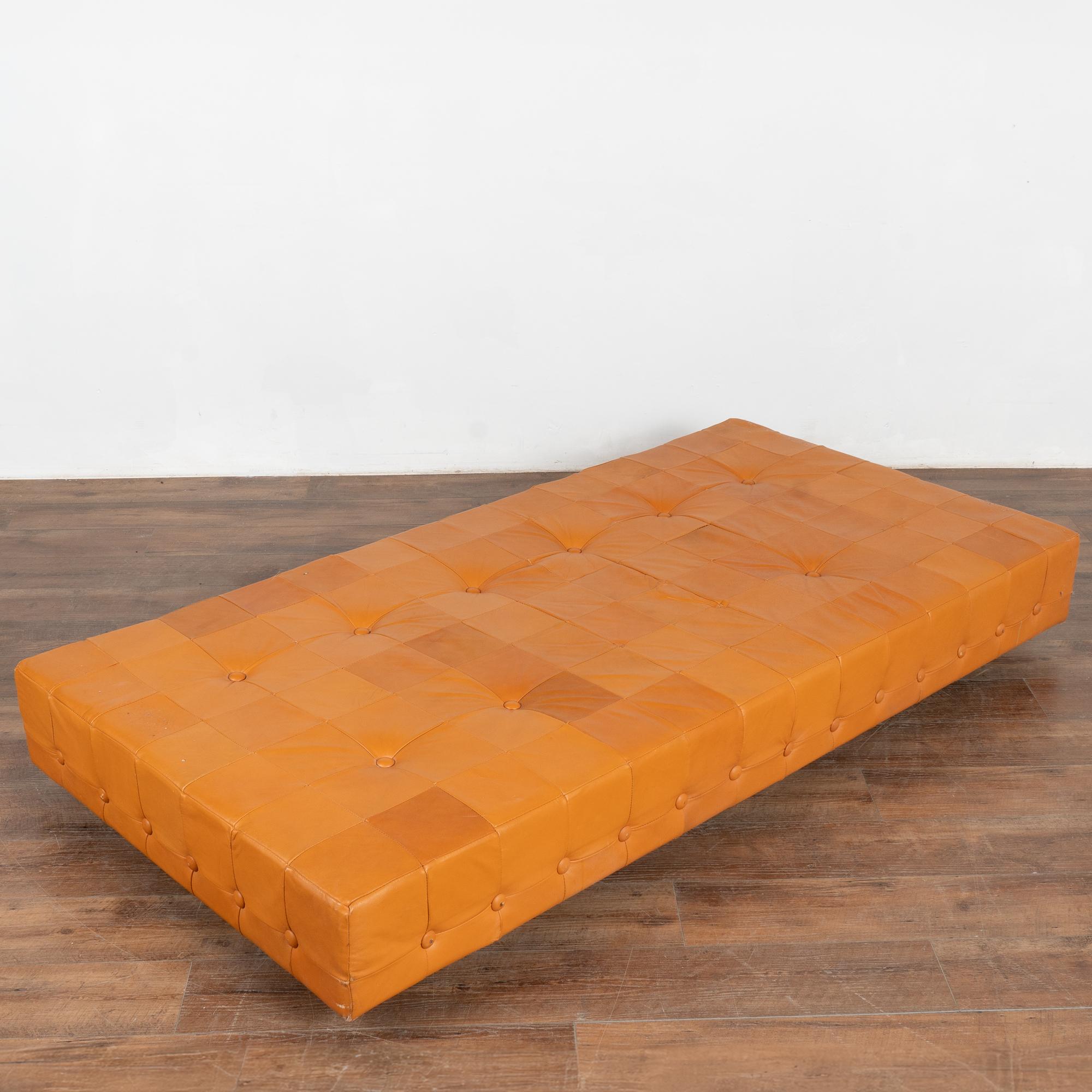 Mid-Century moderno Letto da giorno in pelle di metà secolo, grande ottomana, Danimarca, circa 1980 in vendita