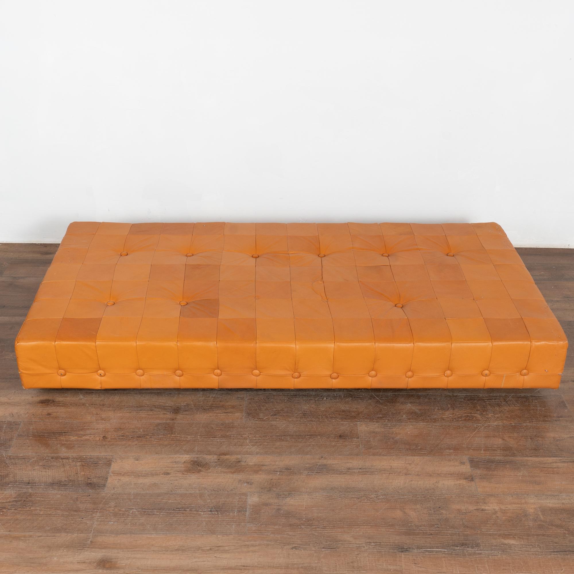 Danese Letto da giorno in pelle di metà secolo, grande ottomana, Danimarca, circa 1980 in vendita