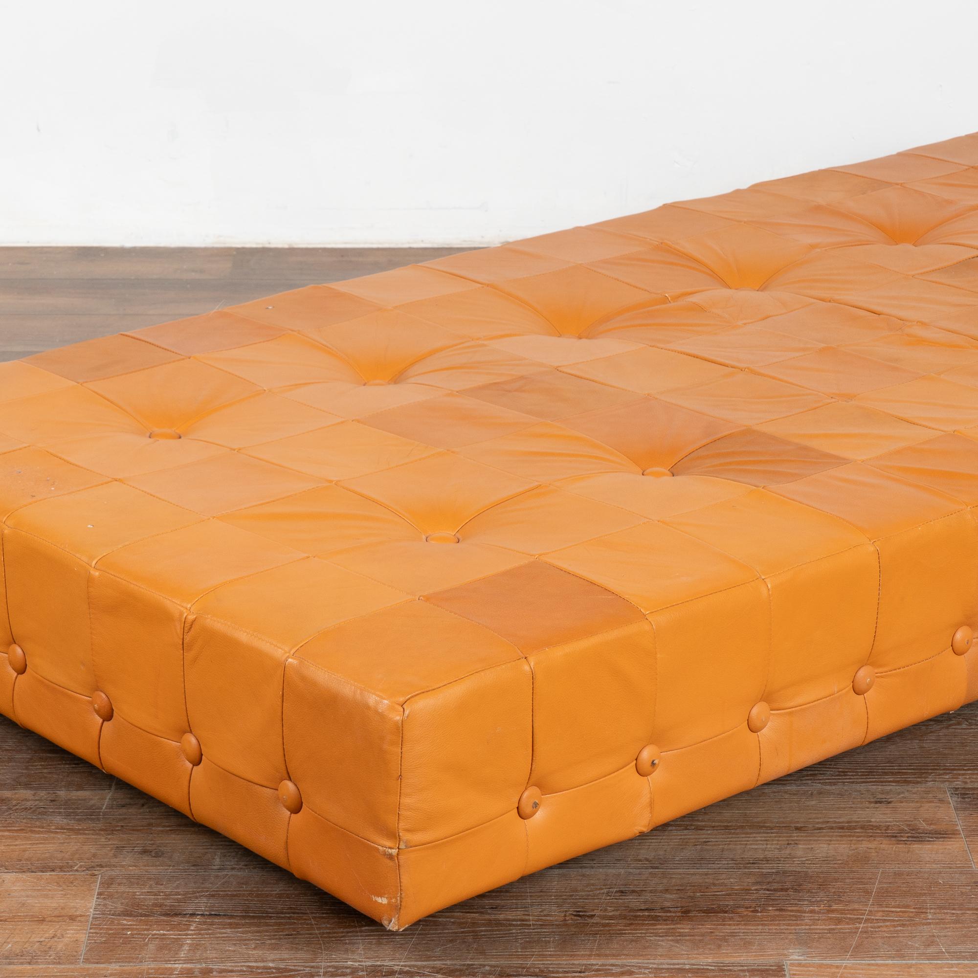 XX secolo Letto da giorno in pelle di metà secolo, grande ottomana, Danimarca, circa 1980 in vendita