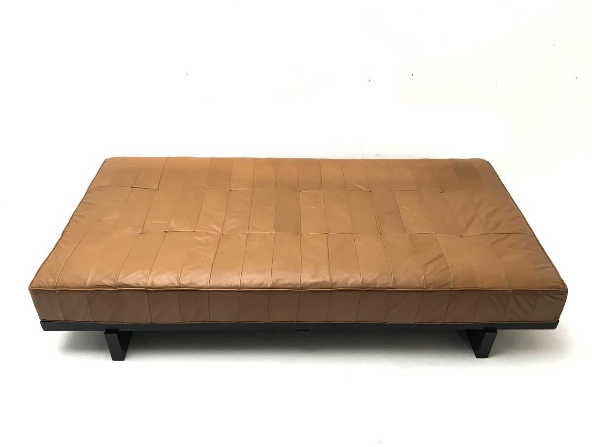 Mid-Century leather daybed from Switzerland made by De Sede in the 1970's. Model DS80, elegant and fitting everywhere. 