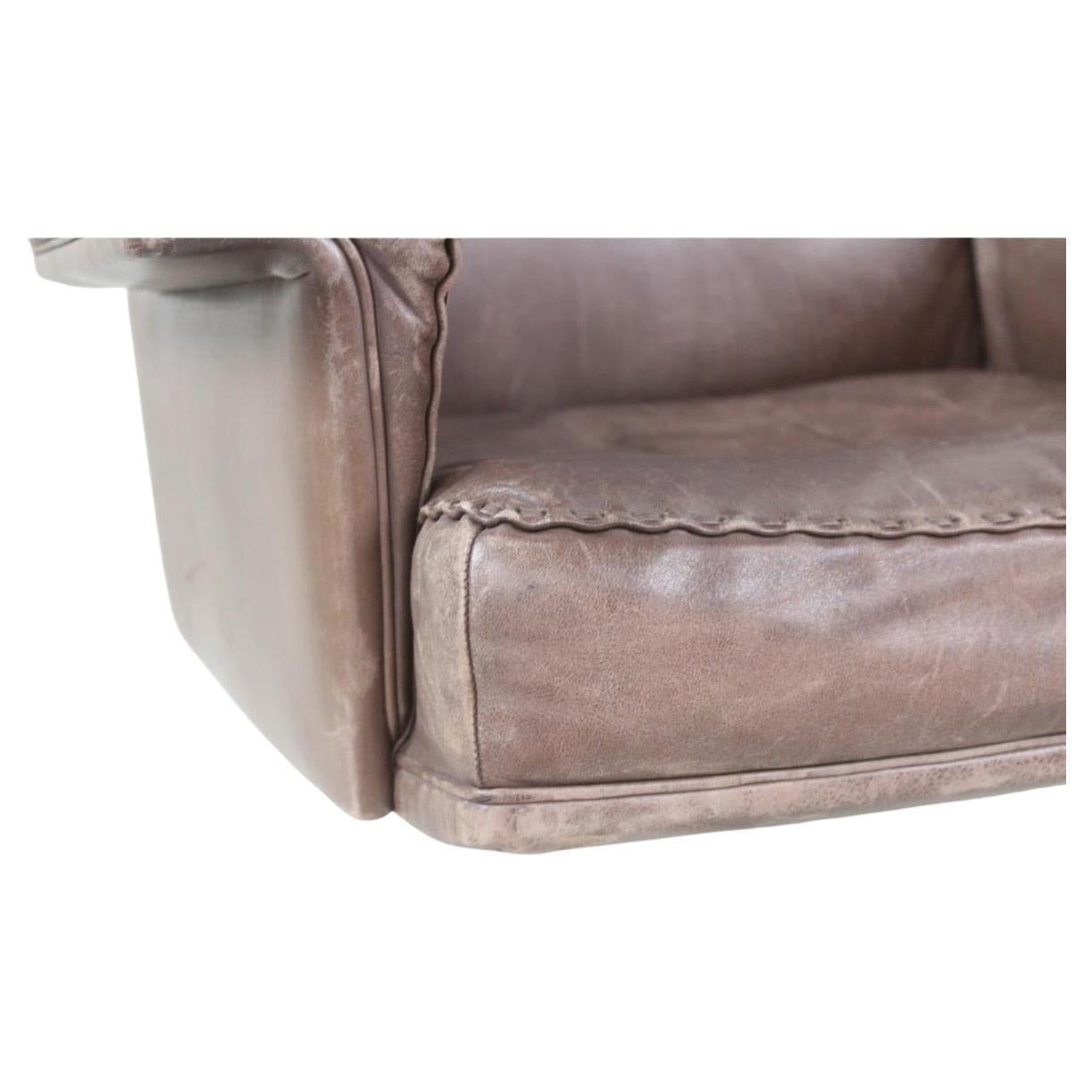 Fauteuil de bureau en cuir du milieu du siècle DS 35 - De Sede. Chaise de bureau en cuir très lourde et très confortable. La hauteur est réglable et le dossier s'incline. La base est en aluminium avec des roulettes. Bon état vintage, le cuir est