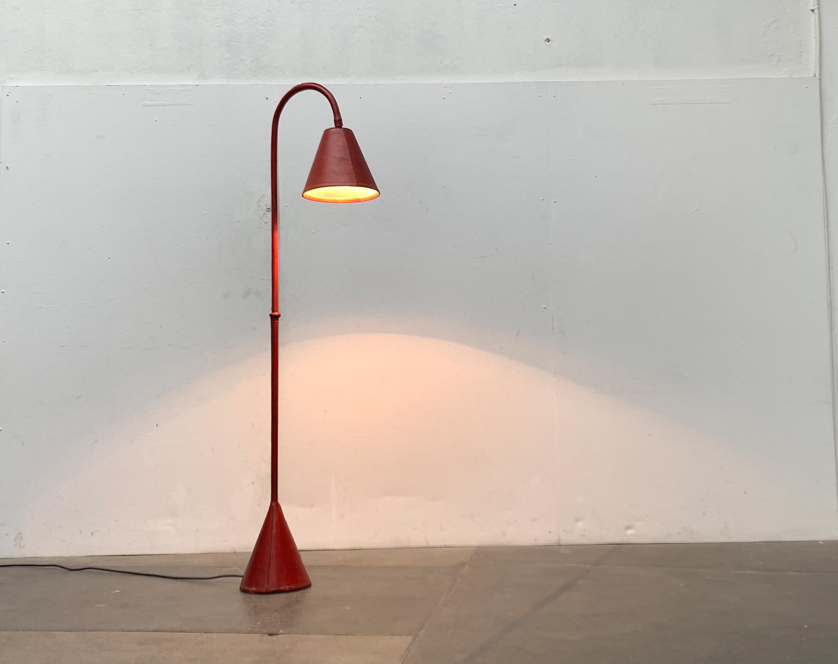 Rare lampe sur pied du milieu du siècle de Valenti. Ce projet est souvent attribué au designer français Jacques Adnet. Mais ce n'est pas correct.

Un projet impressionnant d'une matérialité particulière. L'ensemble de la lampe est méticuleusement