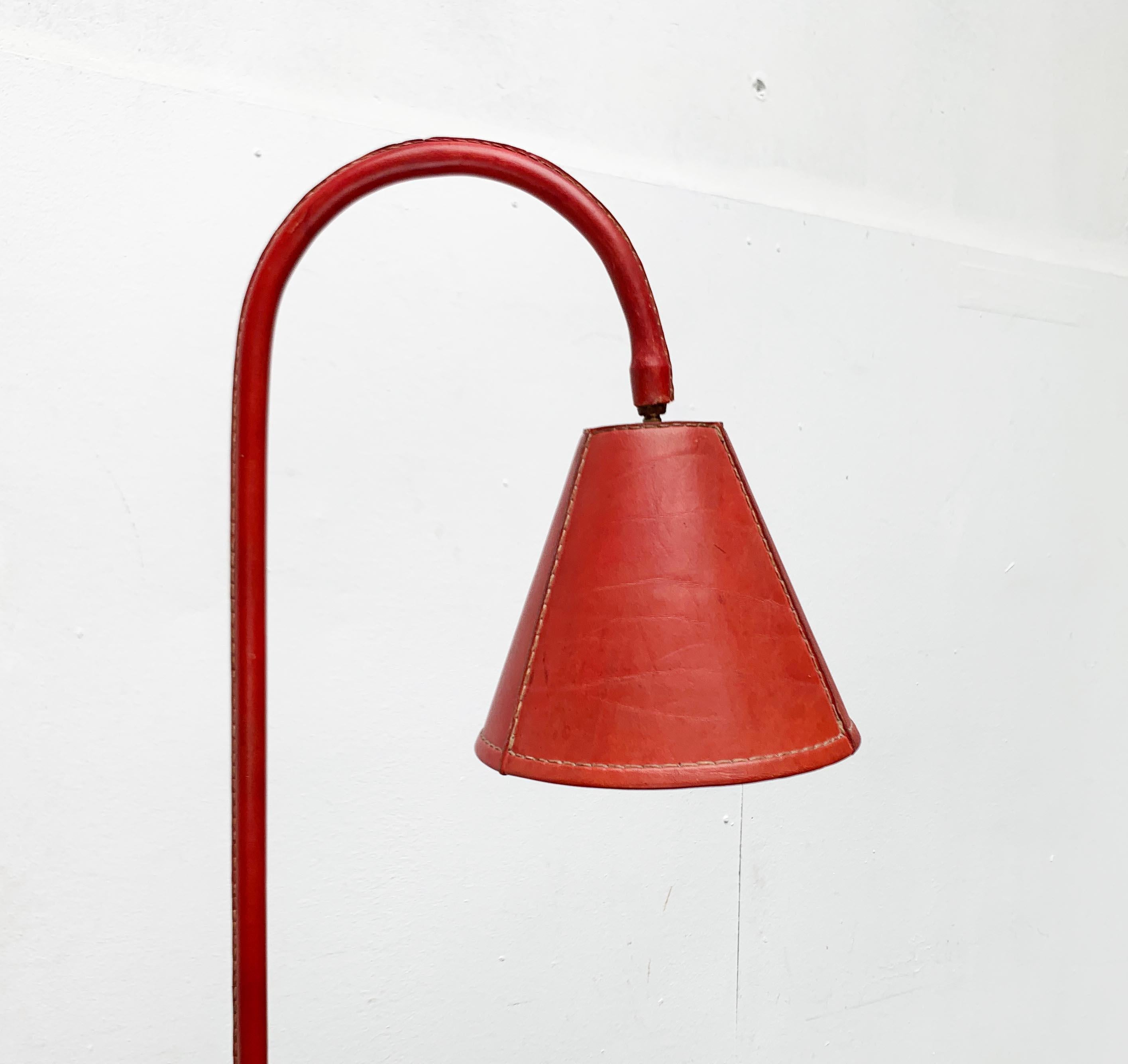 Mid-Century Modern Lampadaire en cuir du milieu du siècle dans le style de Jacques Adnet pour Valenti, Espagne en vente