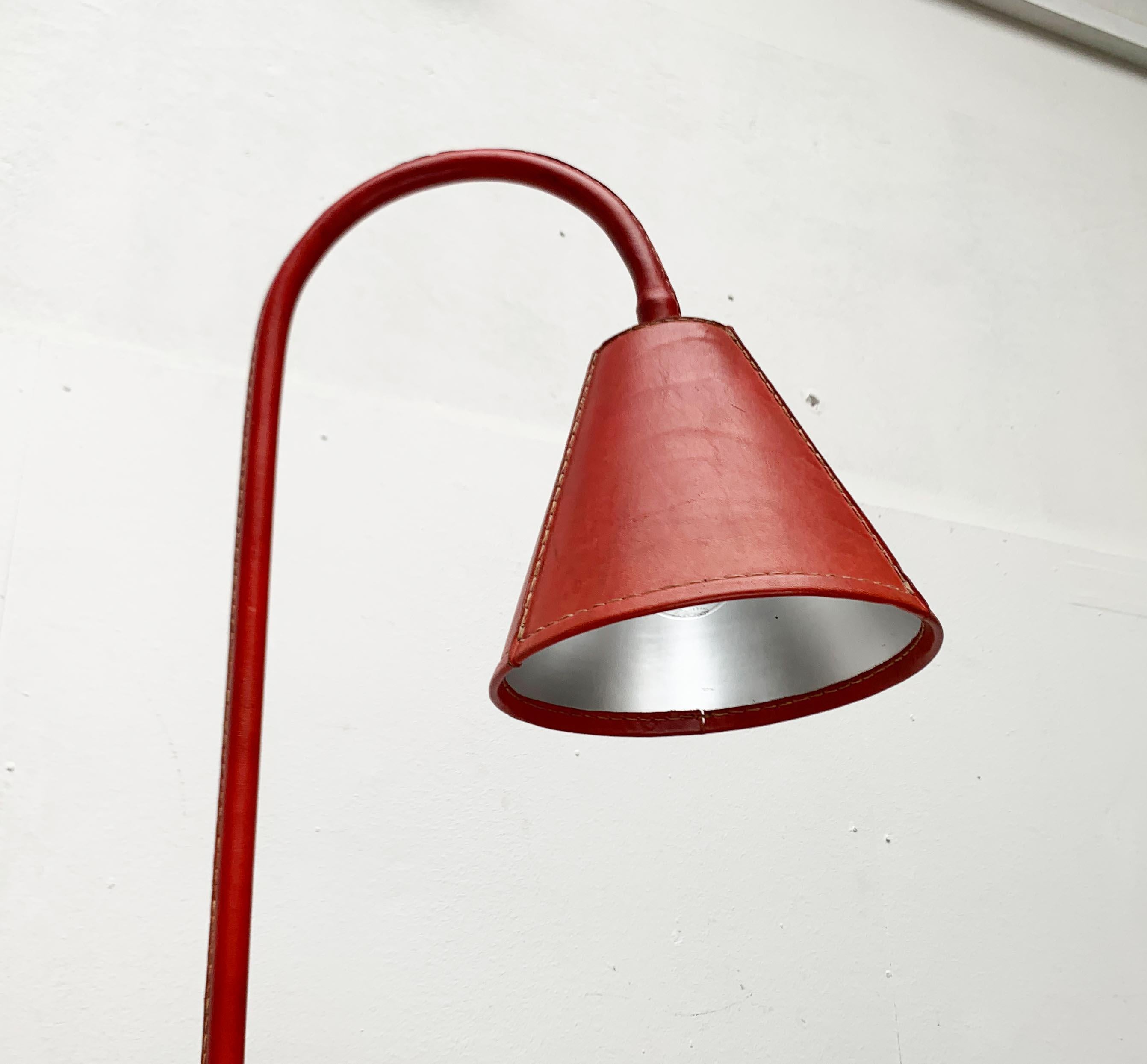 Milieu du XXe siècle Lampadaire en cuir du milieu du siècle dans le style de Jacques Adnet pour Valenti, Espagne en vente