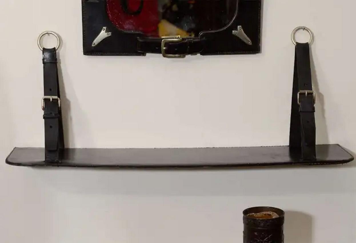 Espejo y estantería de mediados de siglo con marco de cuero al estilo de Jacques Adnet, Ca. 1970s en Bueno estado para la venta en New York, NY