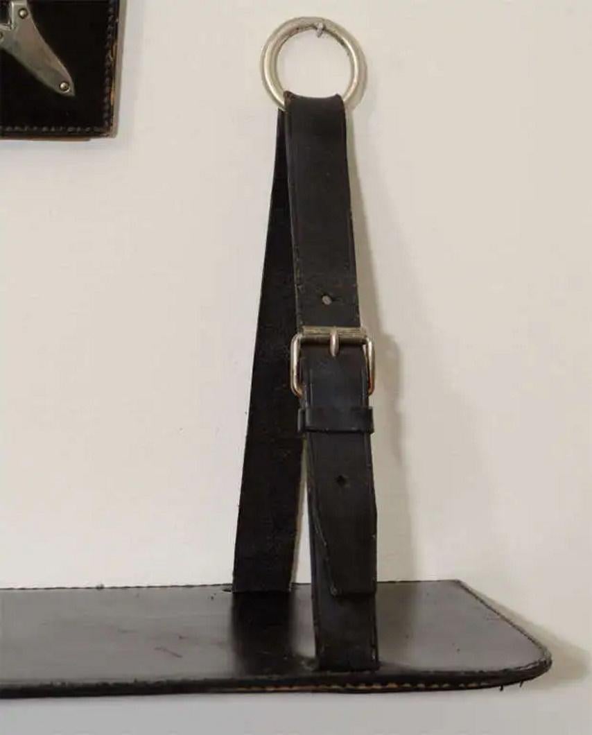 Espejo y estantería de mediados de siglo con marco de cuero al estilo de Jacques Adnet, Ca. 1970s finales del siglo XX en venta