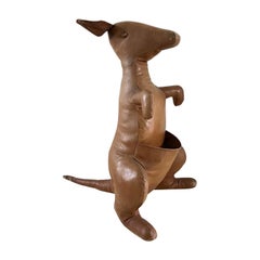Kangaroo aus Leder aus der Mitte des Jahrhunderts, Zeitschriftenhalter, von Dimitry Omersa