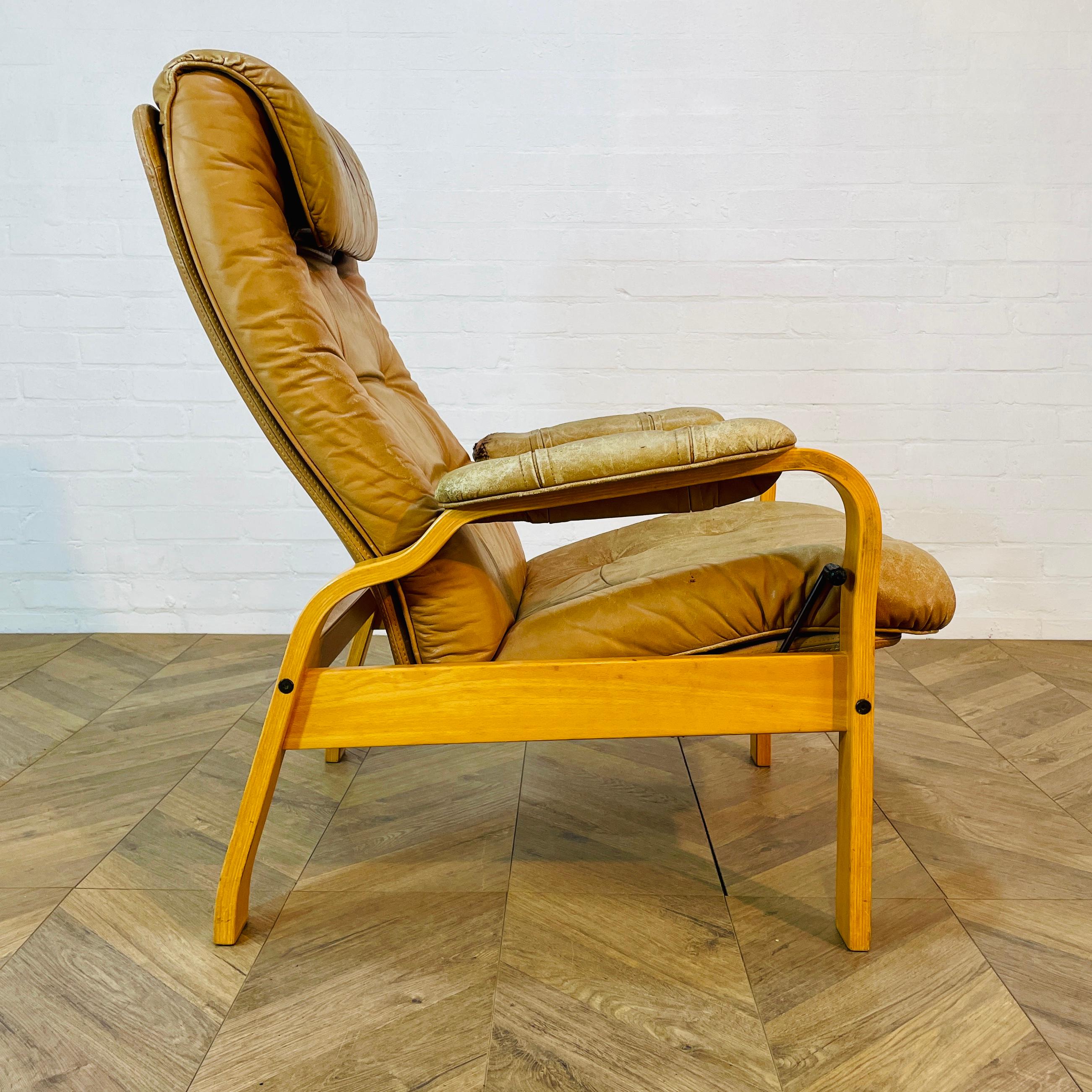 Mid Century Leather Lounge Armchair by Skoghaug Industries, 1970s In Fair Condition For Sale In Ely, GB