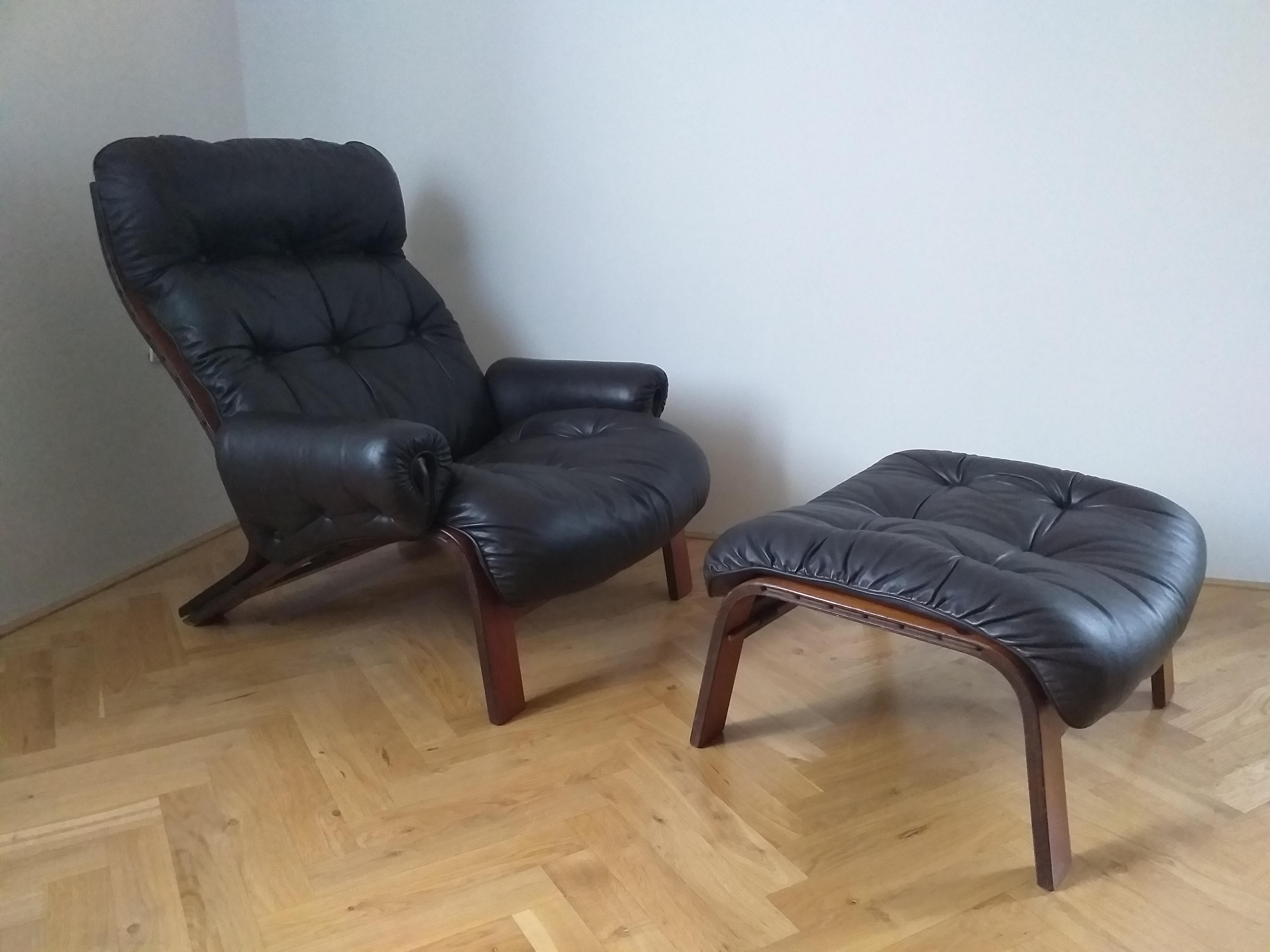 - Very comfortable
- Marked
- Rosewood.