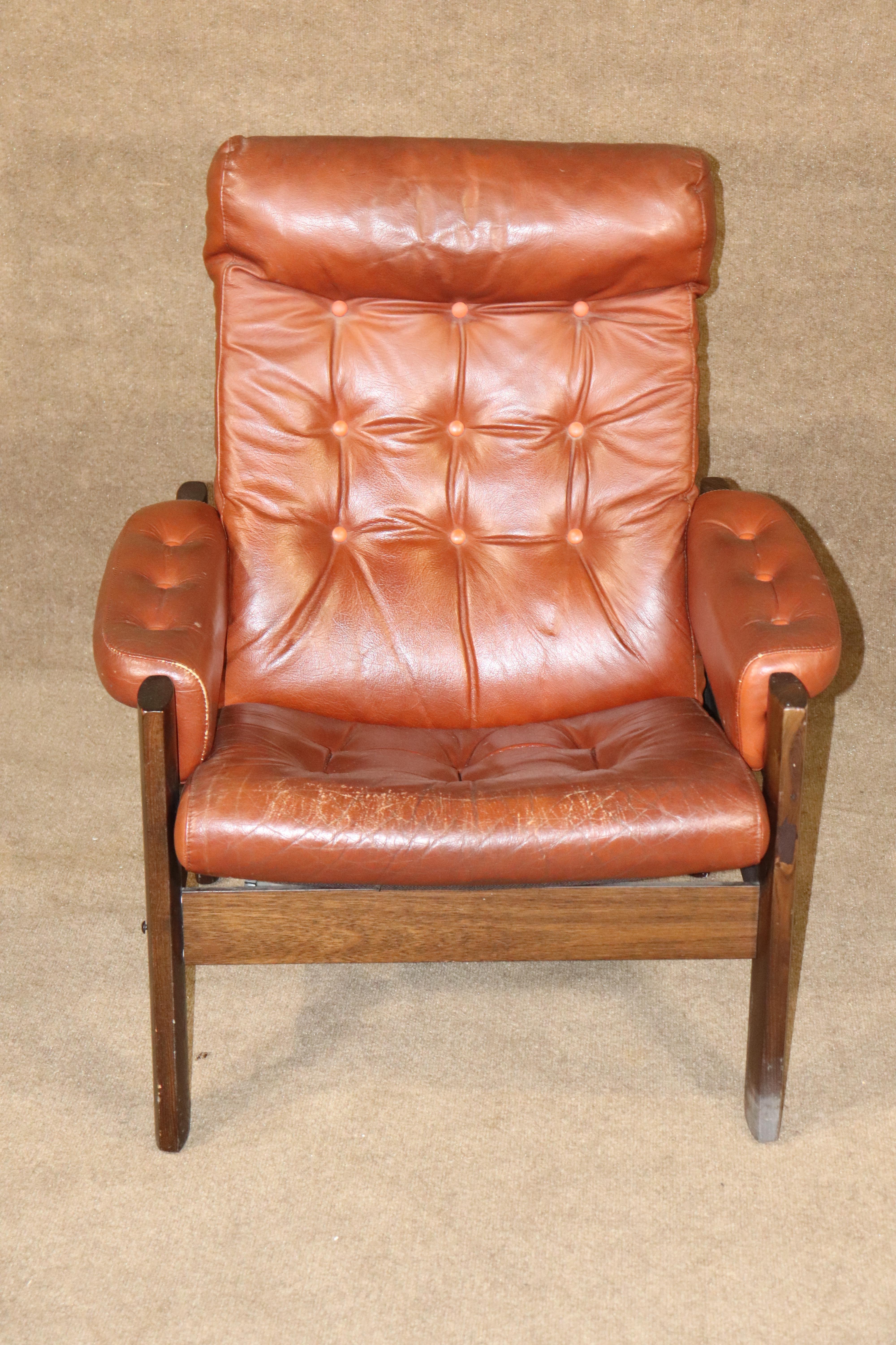 Chaise longue vintage du milieu du siècle avec ottoman assorti. Assise en cuir avec design tufté sur un cadre en bois solide.
Veuillez confirmer le lieu NY ou NJ