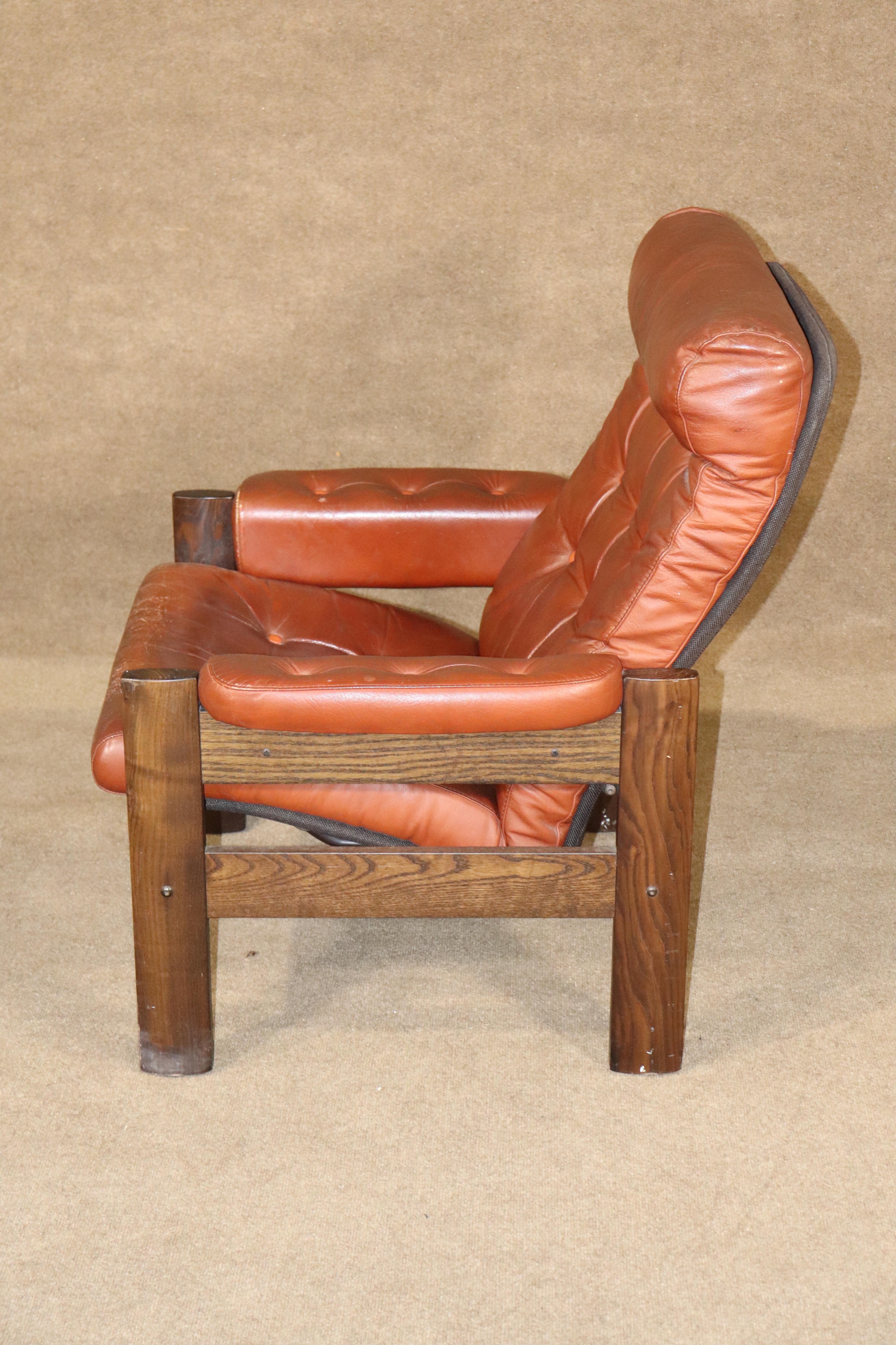 Mid-Century Modern Chaise longue en cuir du milieu du siècle avec ottoman en vente