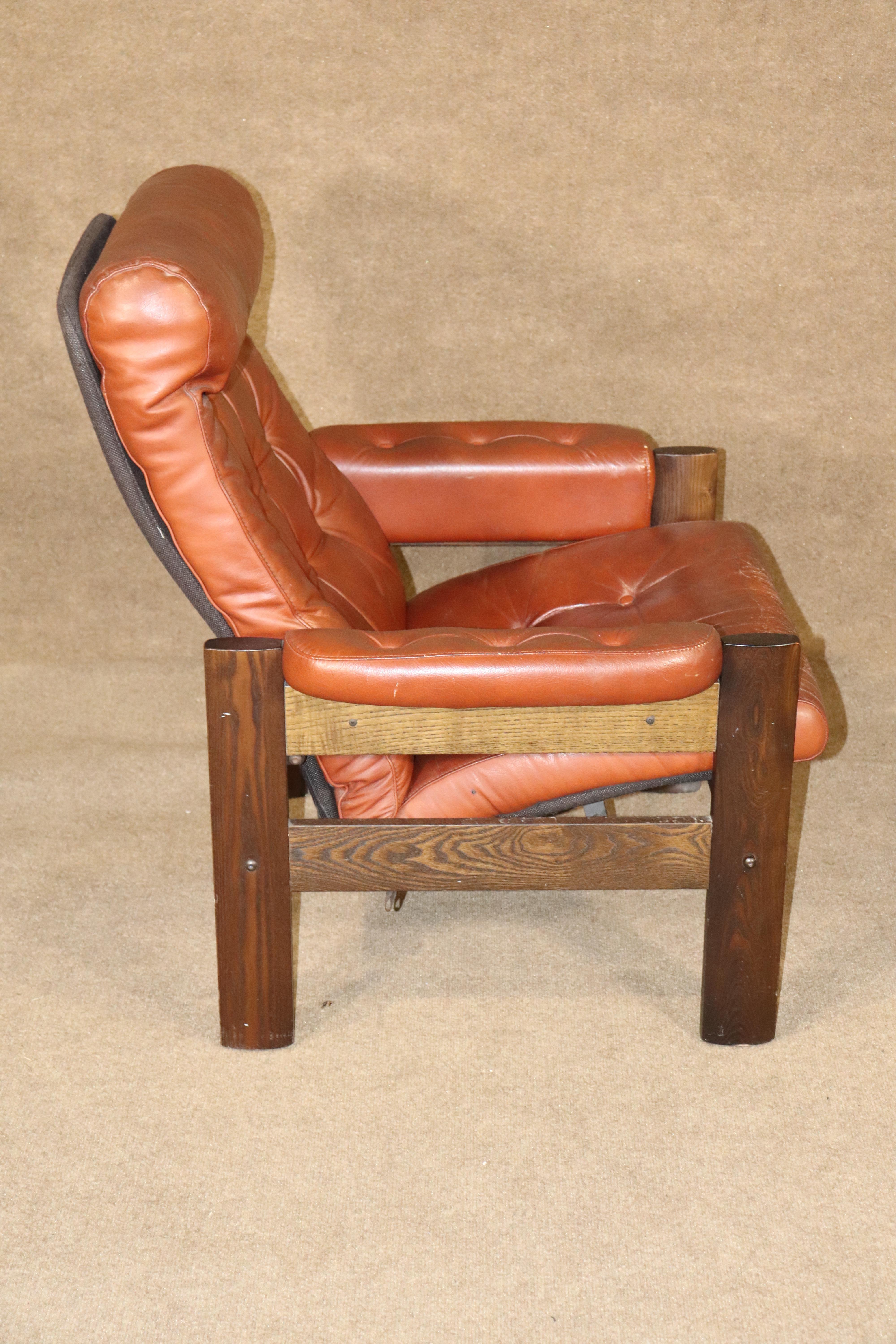20ième siècle Chaise longue en cuir du milieu du siècle avec ottoman en vente