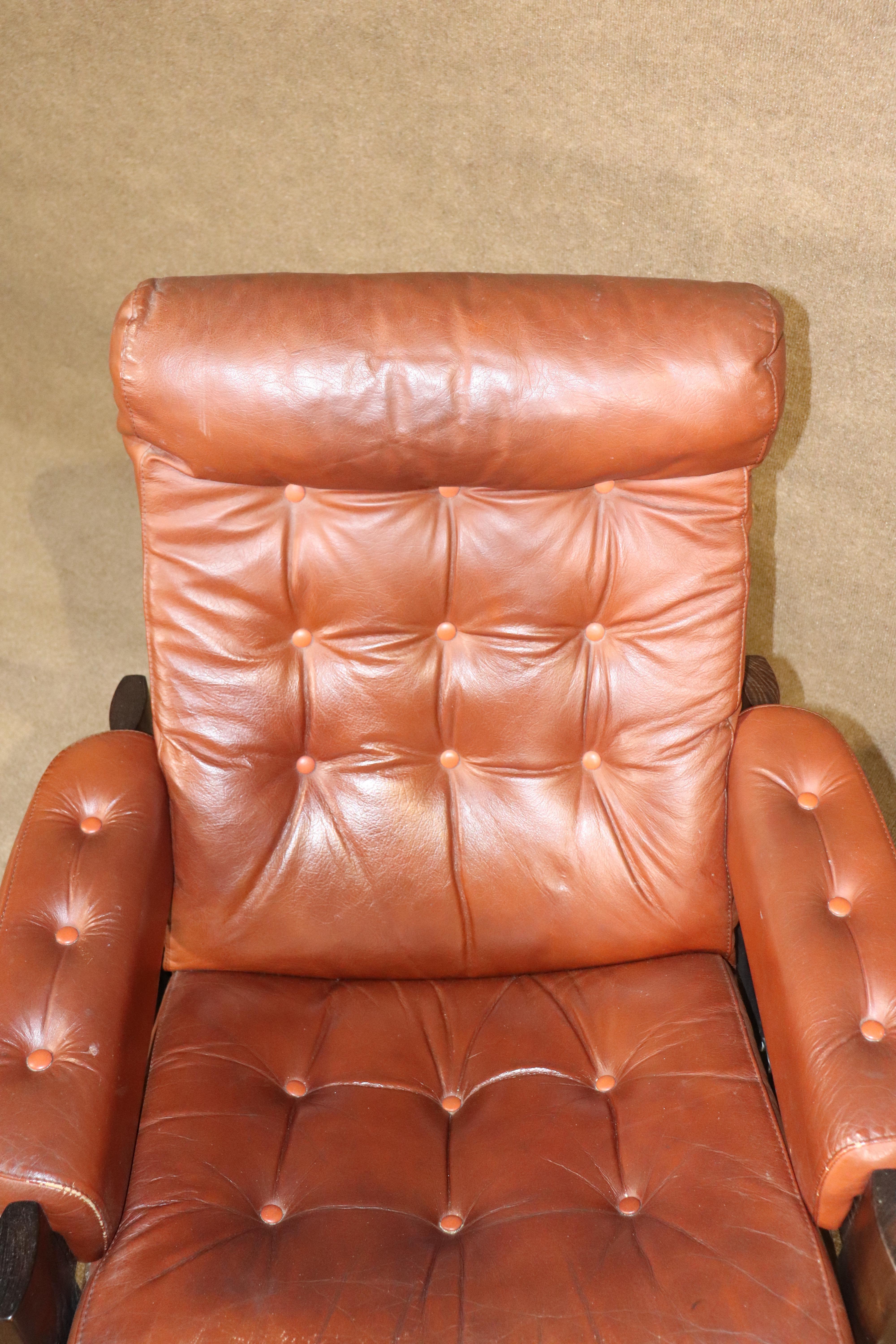 Chaise longue en cuir du milieu du siècle avec ottoman en vente 2