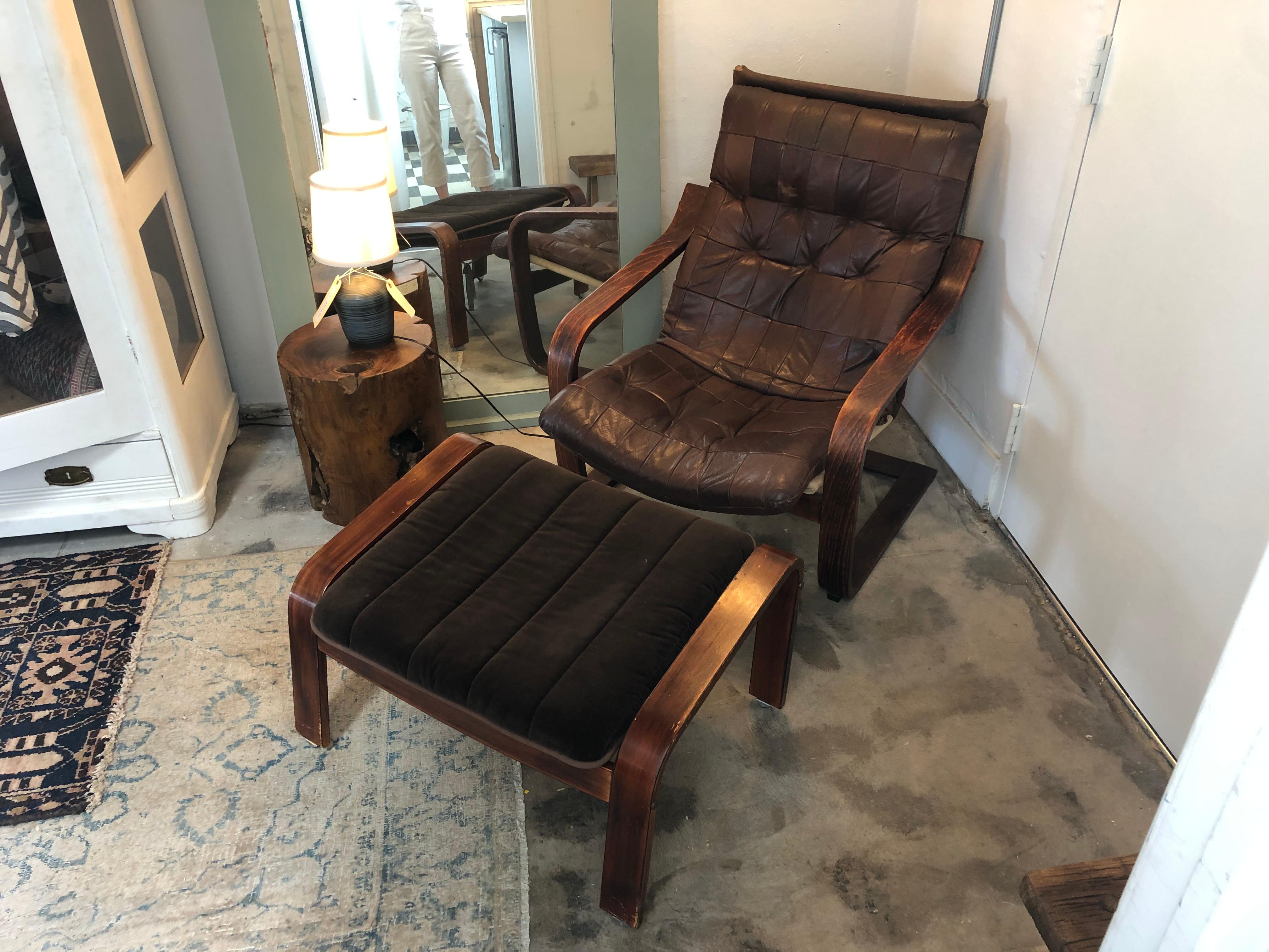 Mid-Century Leather Lounge Chair with Matching Ottoman In Good Condition In Los Angeles, CA