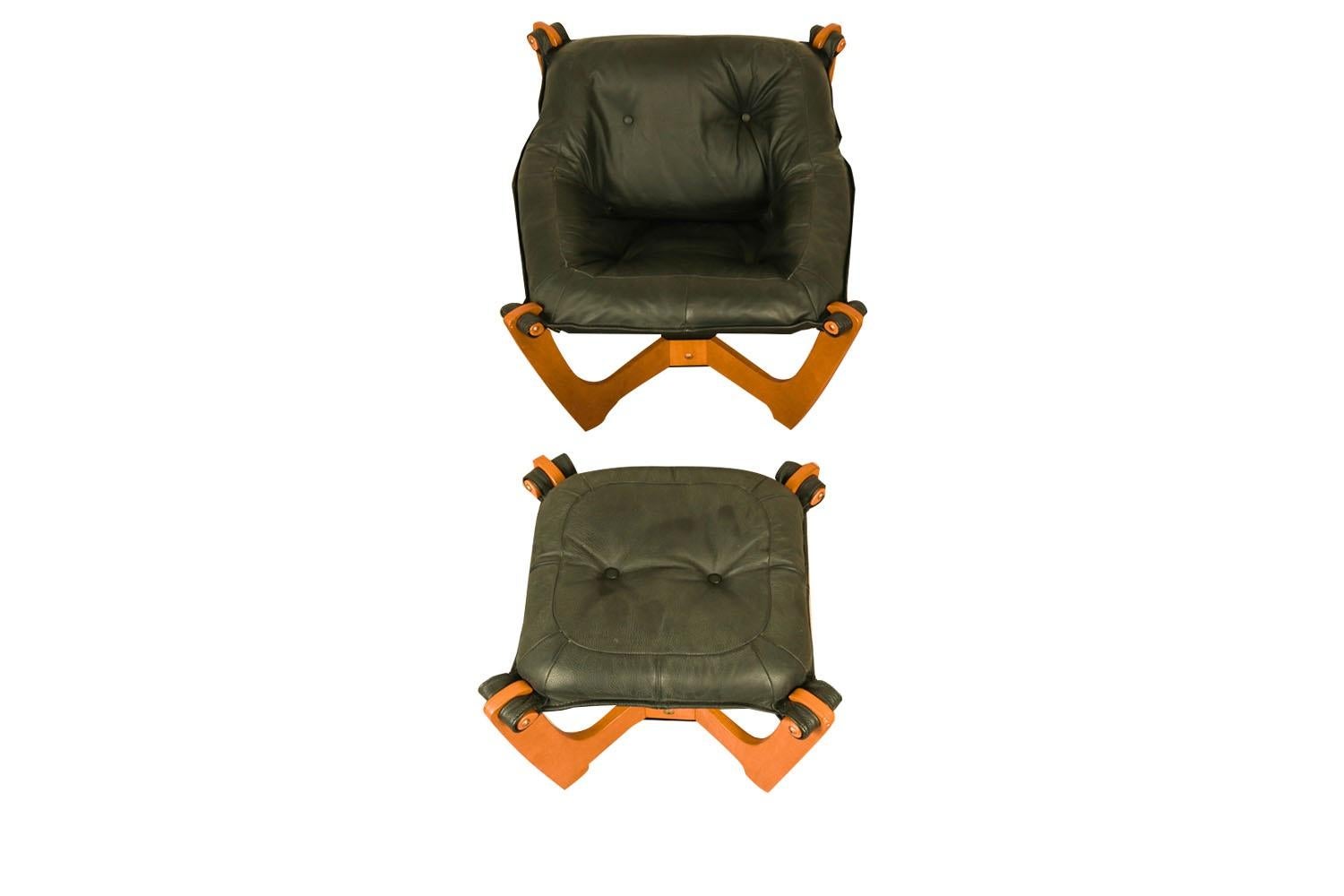 Mid-Century Leather Luna Sling Lounge Chair Ottoman by Hjellegjerde Norway In Fair Condition In Baltimore, MD