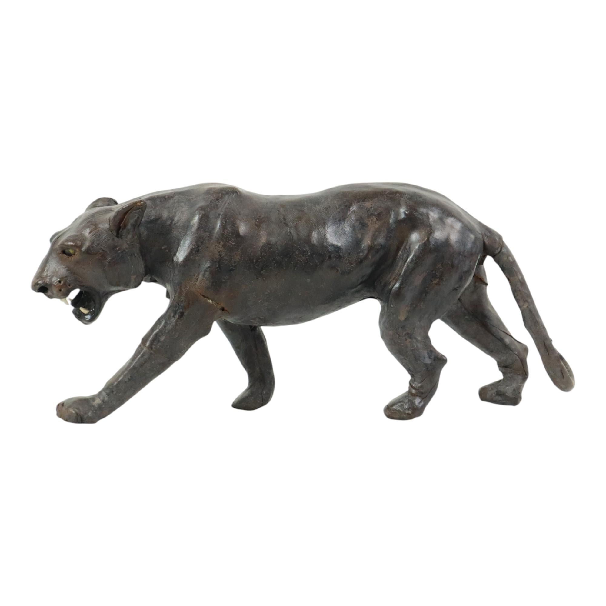Schöne und seltene Pantherstatue aus der Mitte des Jahrhunderts aus Pappmaché, mit Stroh gefüllt und mit schwarzem Leder überzogen, gelbe Glasaugen und weiße Kunststoffzähne, ganz im Stil von Liberty of London, um 1950.

Diese Statue hat sehr schöne