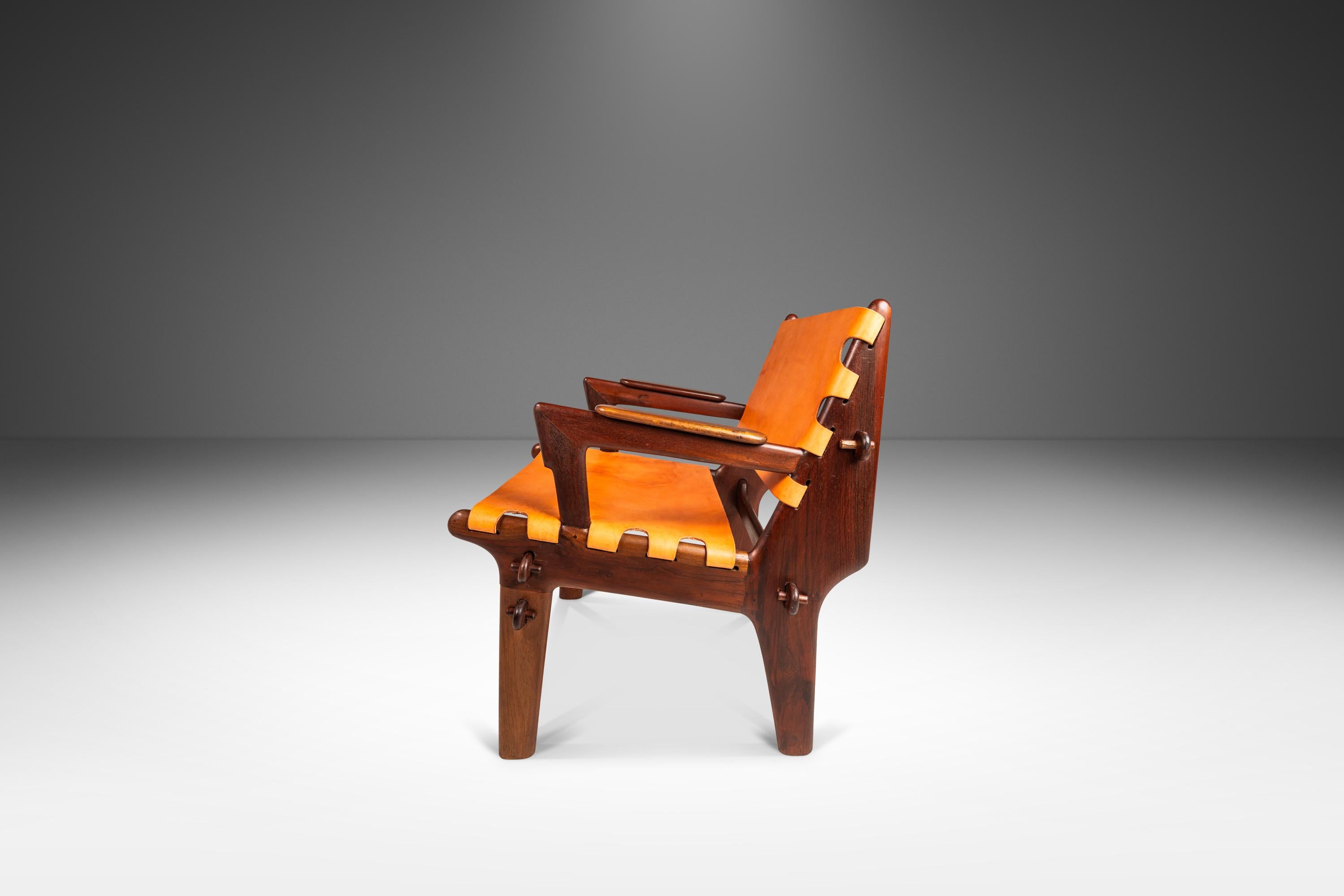 Voici une chaise en bandoulière rare de l'incomparable Angel Pazmino. Récemment et minutieusement restaurée par notre équipe d'artisans, cette chaise emblématique a retrouvé une nouvelle jeunesse et nous adorons le résultat. Le cadre en bois de