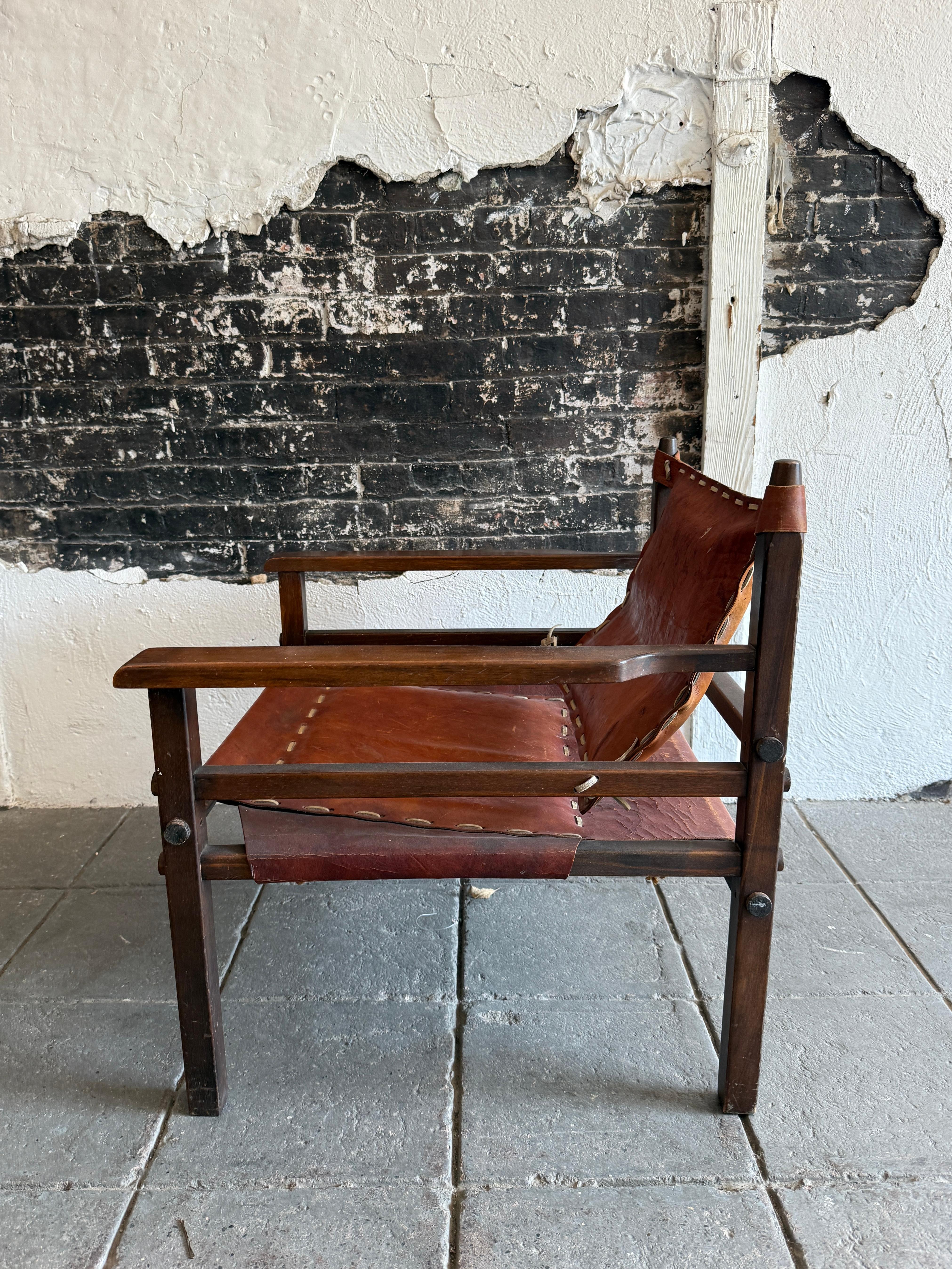 Tumbona Safari de cuero de mediados de siglo con pátina Escandinavo moderno en venta