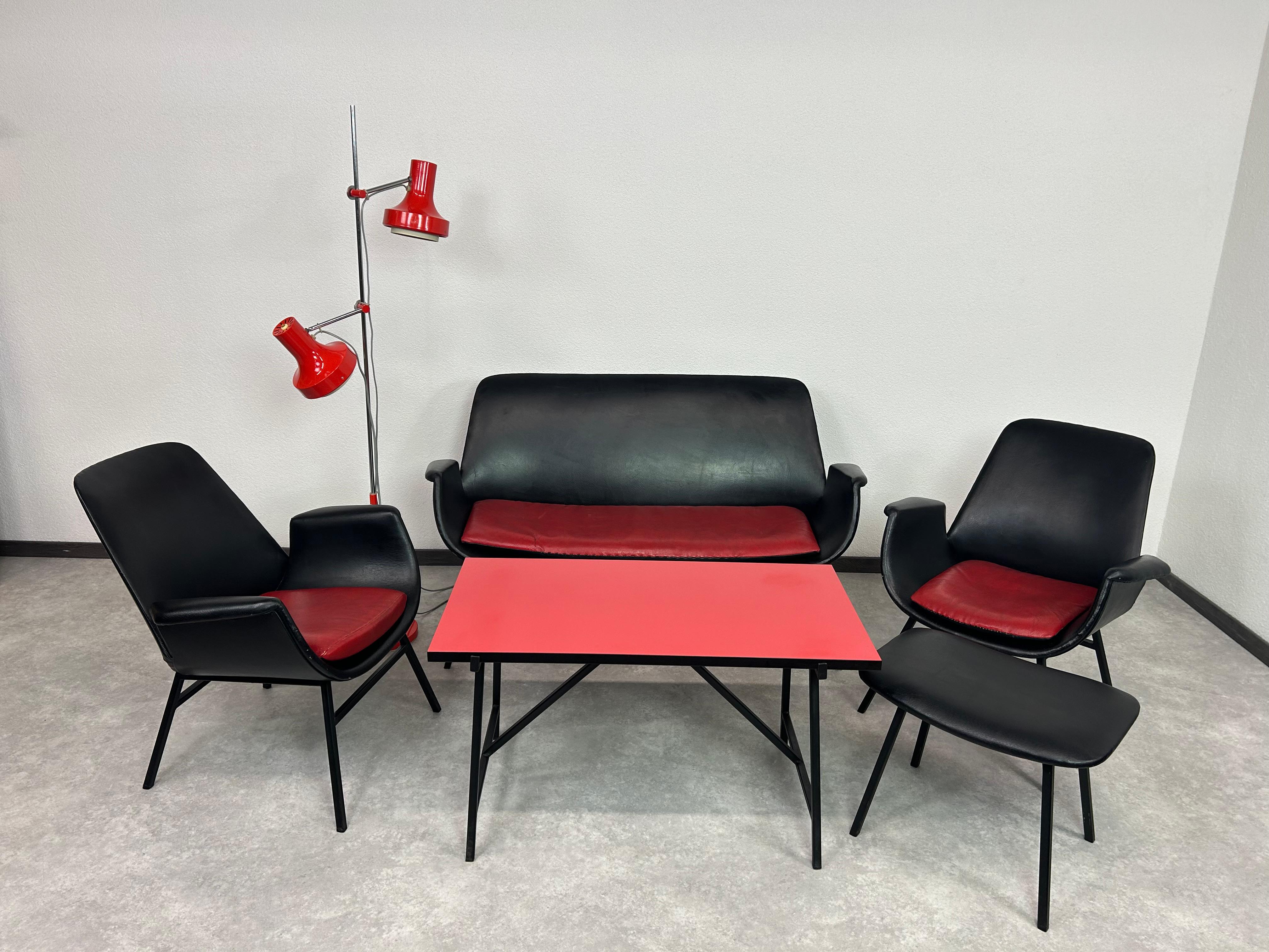 Groupe de sièges en cuir du milieu du siècle attr. à Gastone Rinaldi en très bel état d'origine avec des signes d'utilisation. Coussins en cuir bicolore, pieds en métal noir. Table double colorée avec base en métal.  

table 90x47cm
canapé 133x57x