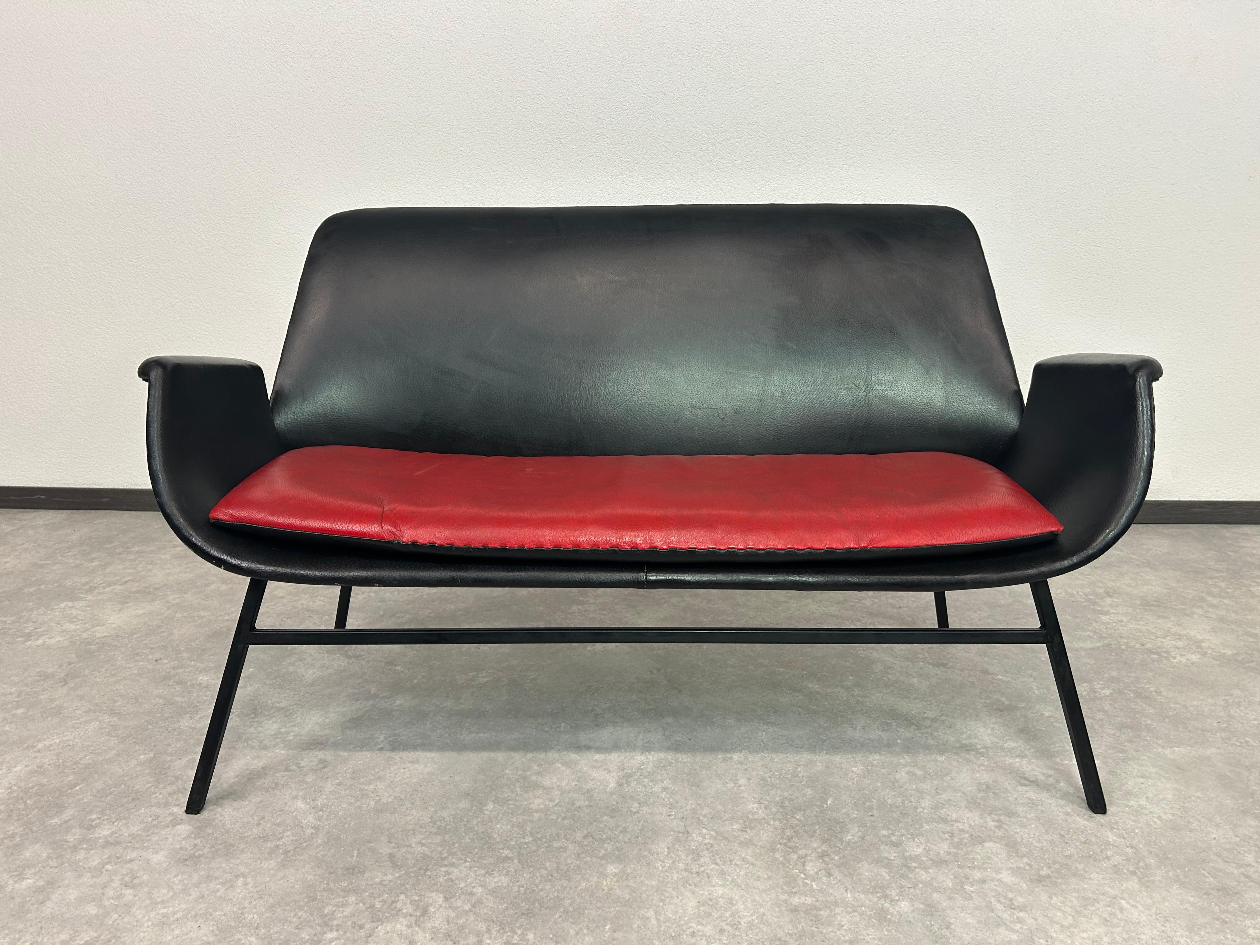 italien Groupe de sièges en cuir de style mid-century attr. Gastone Rinaldi en vente