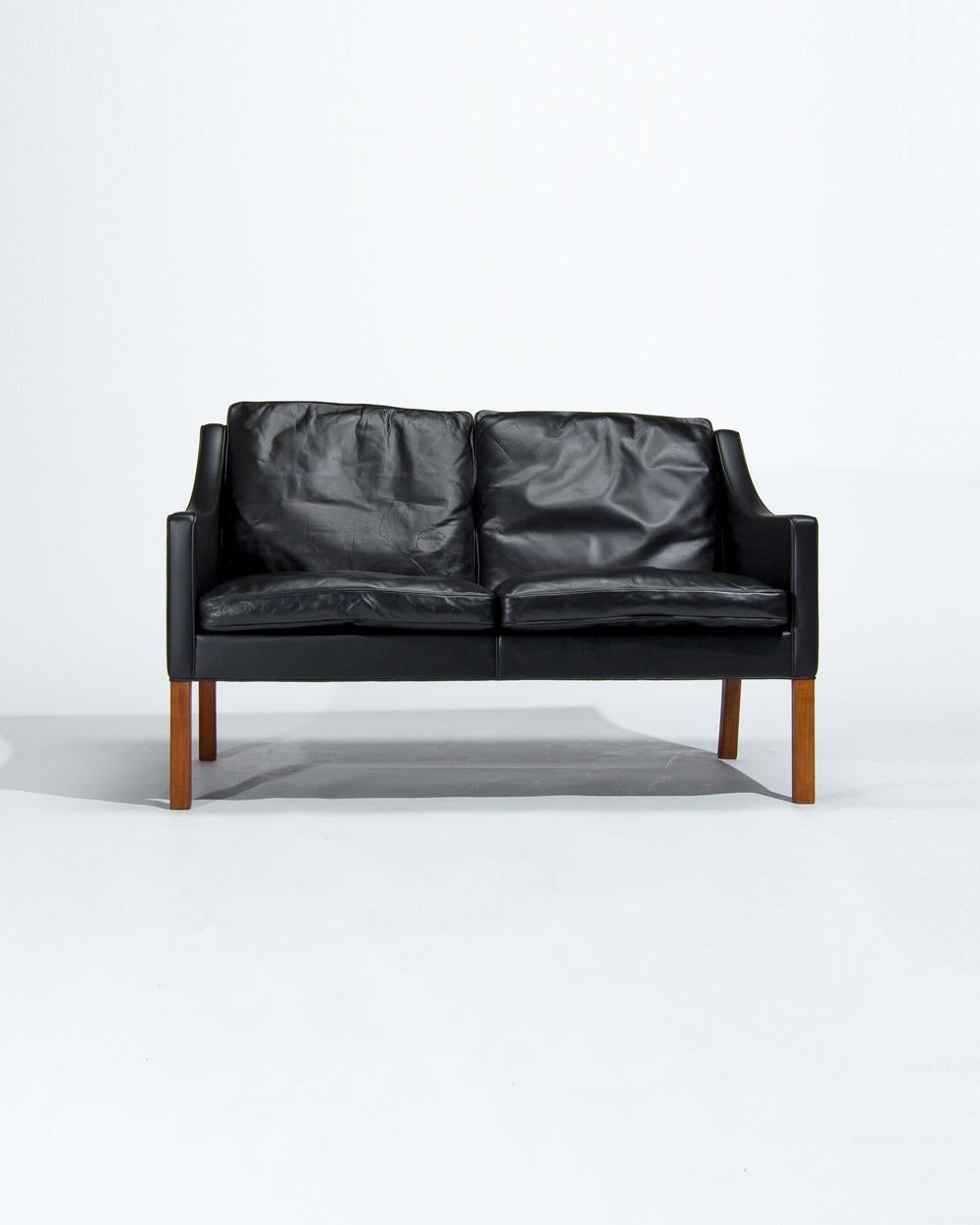 A beautiful midcentury leather sofa designed by Borge Mogensen and made by Fredericia Stolefabrik in the 1960s. An interesting design the model 2208 sofa has elegant and simple form made using the finest leather with mahogany legs.

As with the