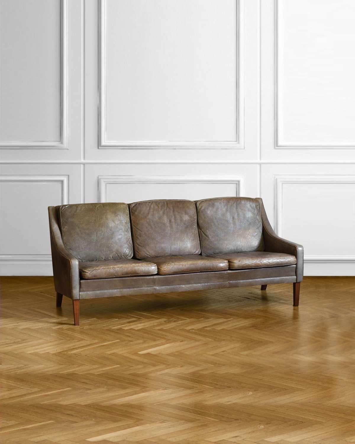 Midcentury leather sofa with wooden feet
Dimensions: 193w x 90h x 80d cm
Materials: leather, wood.
Italian production.