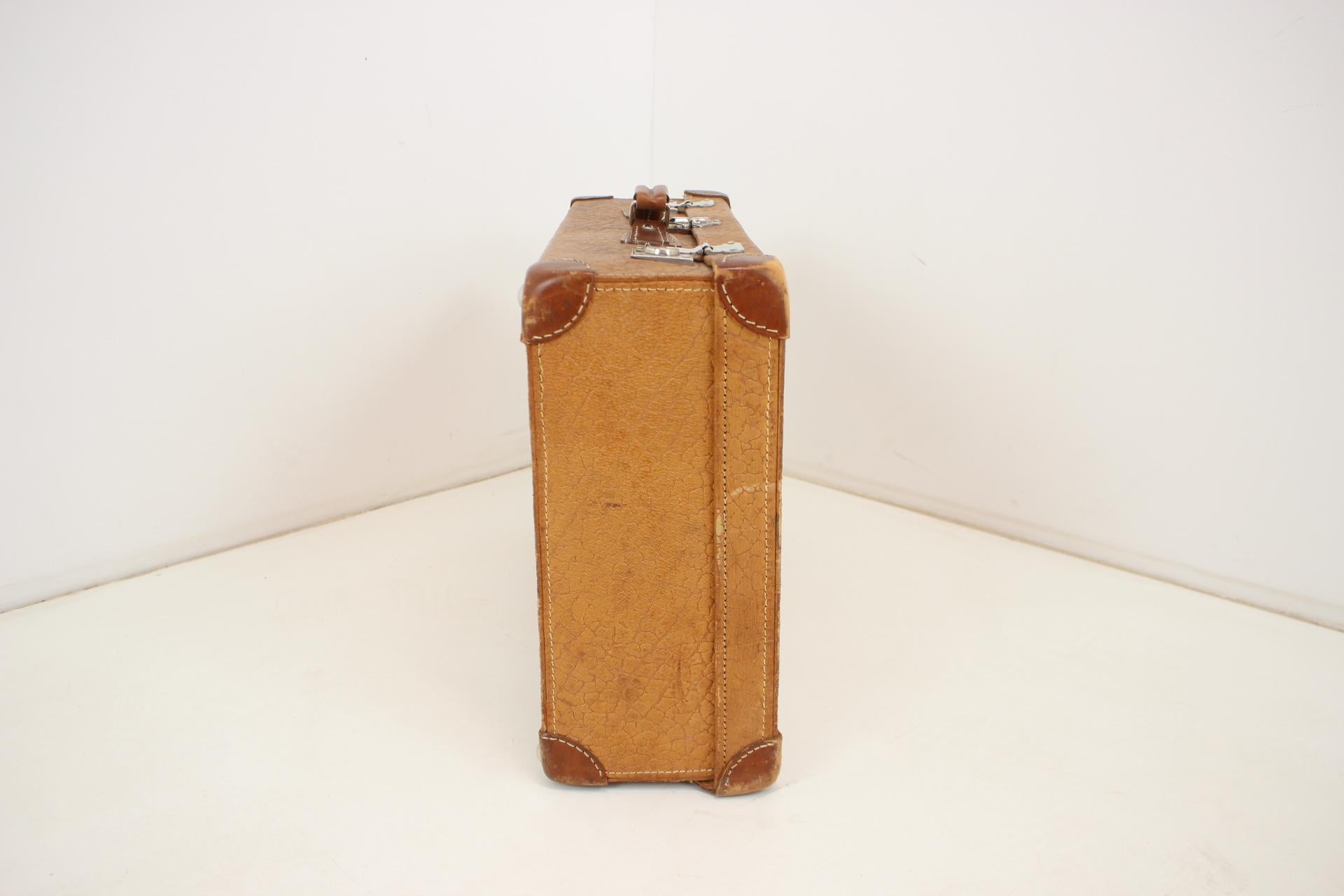 Mid-Century Leather Suitcase, 1950s For Sale 1