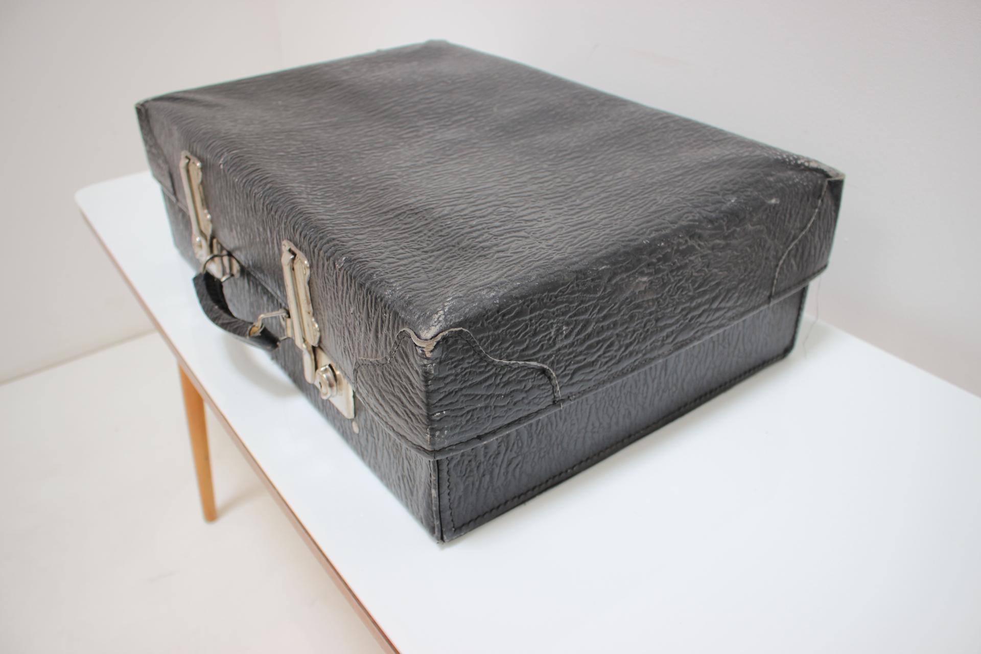 Midcentury Leather Suitcase, circa 1950s In Good Condition For Sale In Praha, CZ