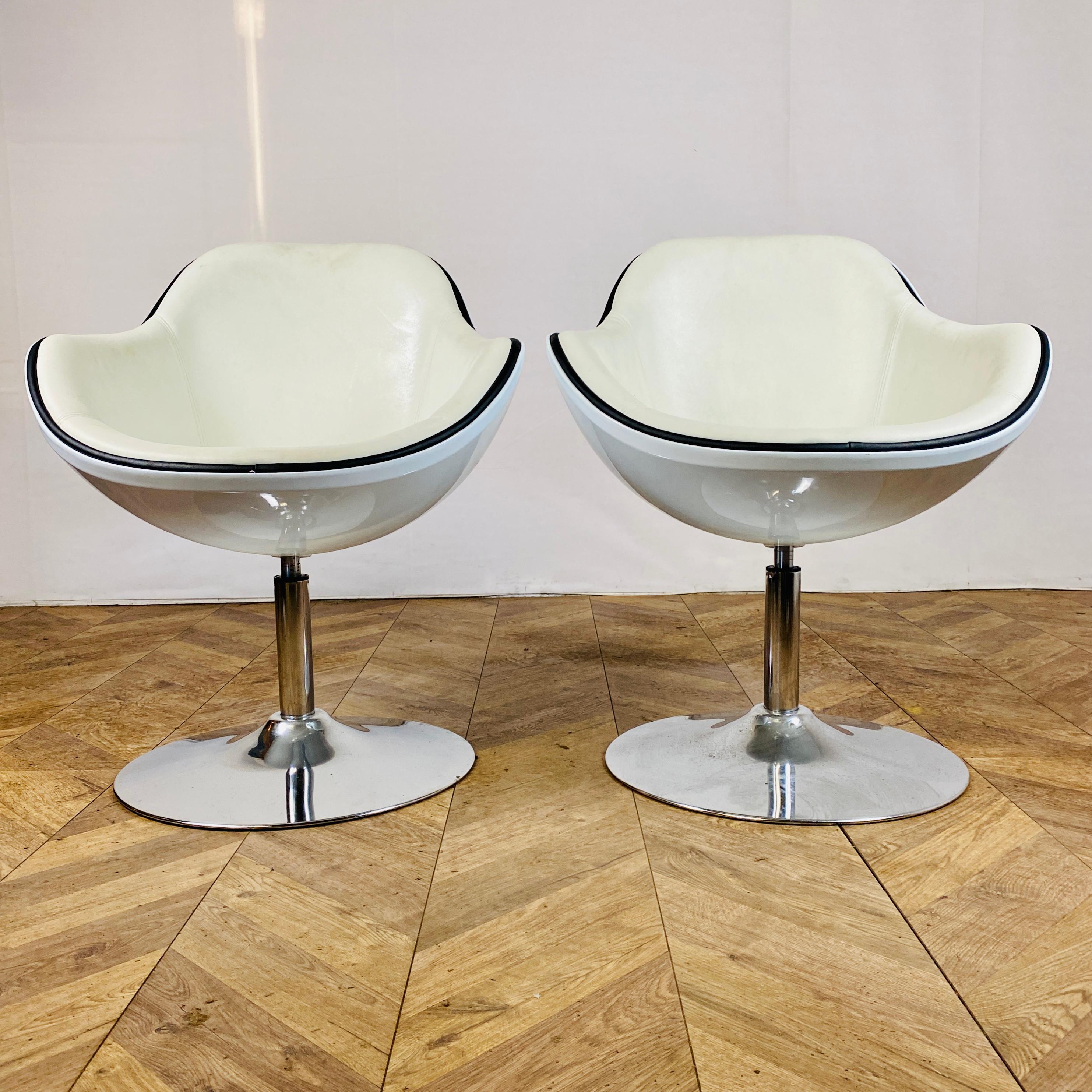 Mid-century vintage set of 2, swivel egg or tub chairs on chrome tulip base.

The set is made from a white leather material and hard shell, which is in good vintage condition, with only slight marks and scuffs to the leather and frames, in-keeping