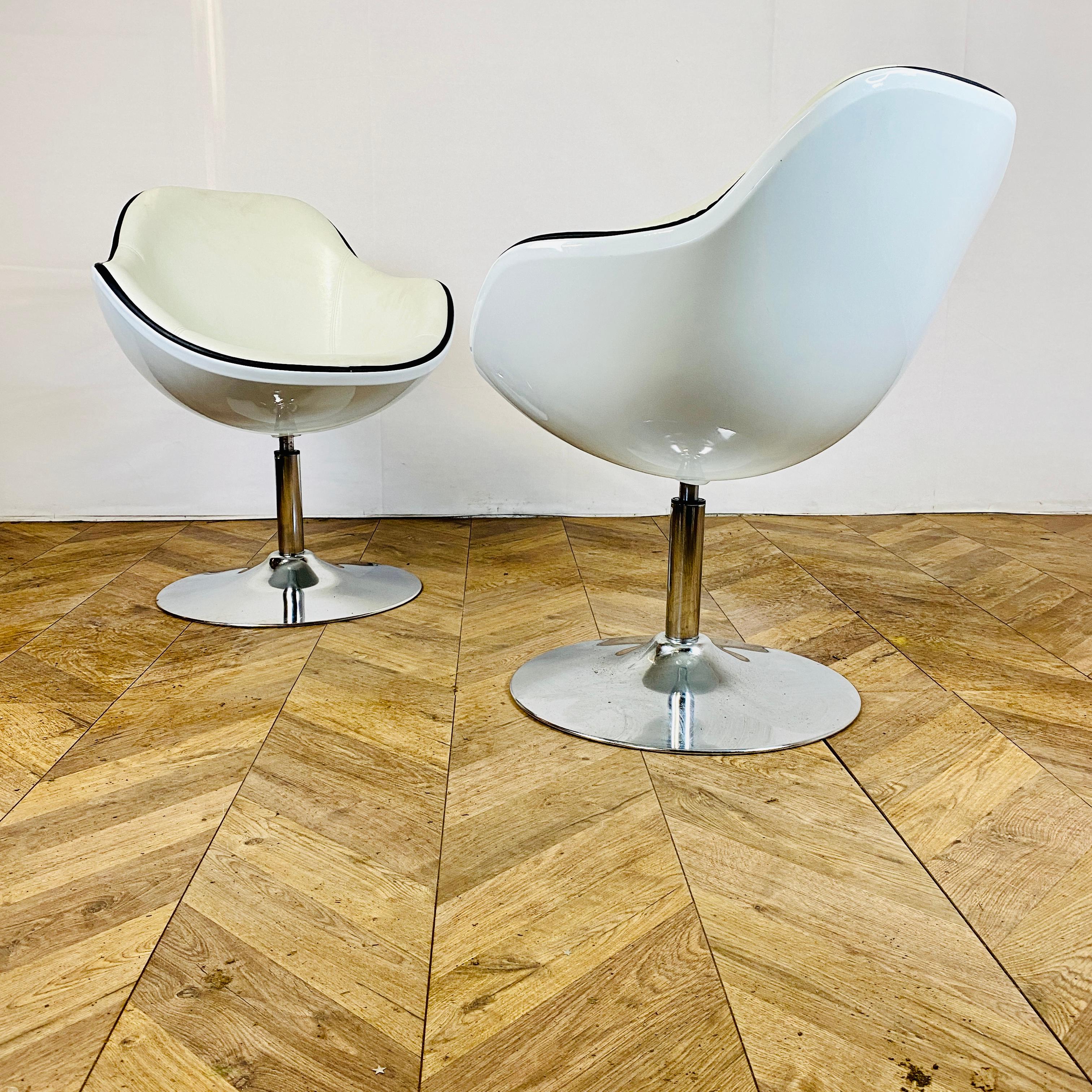 Mid-Century Leather Swivel Egg / Tub Chairs on Chrome Tulip Base, Set of 2 In Good Condition In Ely, GB