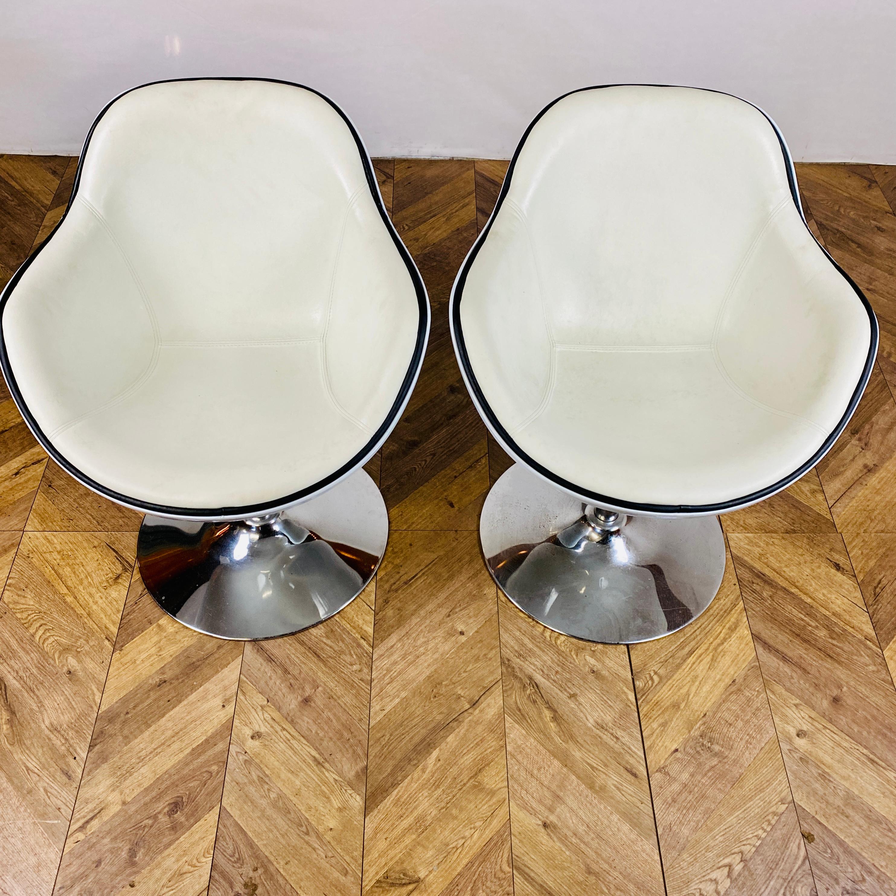 Late 20th Century Mid-Century Leather Swivel Egg / Tub Chairs on Chrome Tulip Base, Set of 2