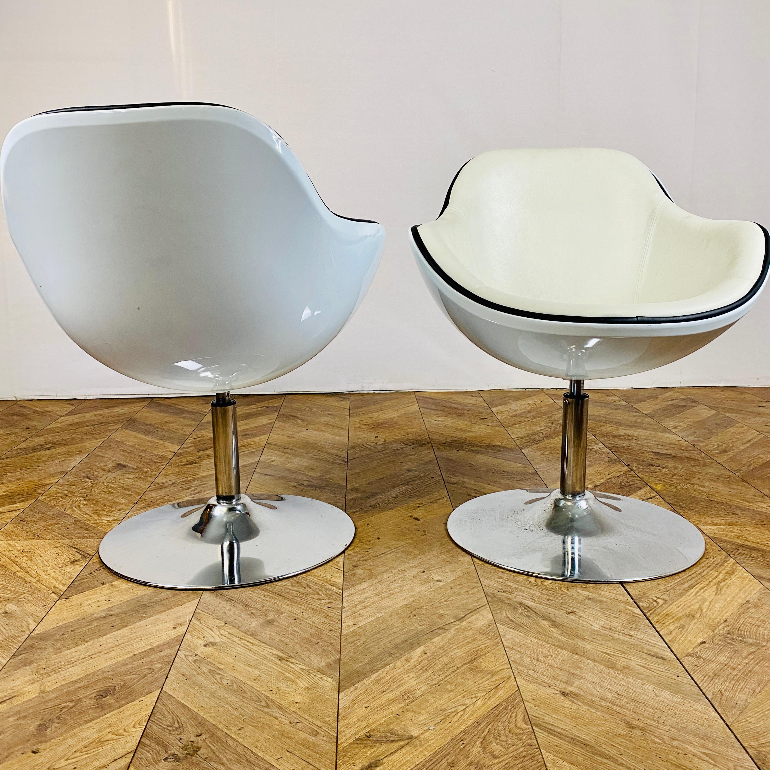 Mid-Century Leather Swivel Egg / Tub Chairs on Chrome Tulip Base, Set of 2 2