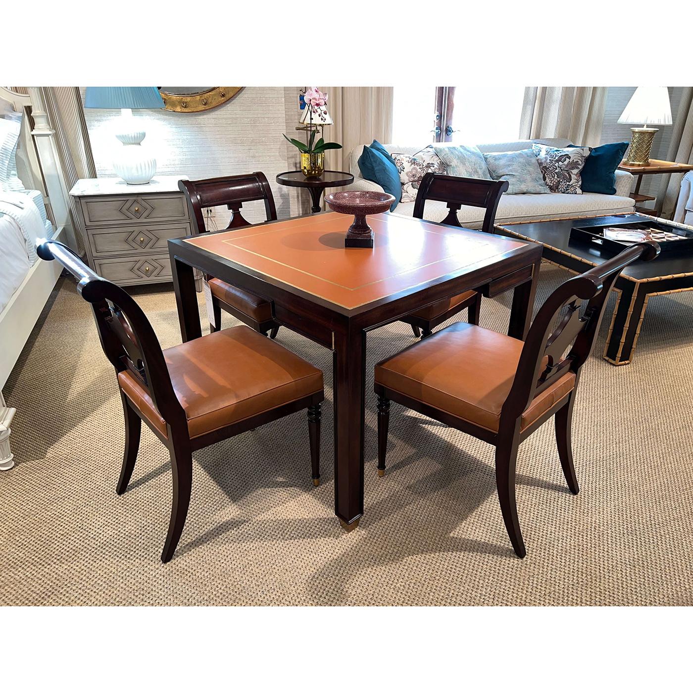 Un tavolo da gioco quadrato con piano in pelle, in stile Mid-Century Modern. Il piano in pelle dorata è pronto per il gioco, con cassetti girevoli incernierati sul fregio. Il tutto sorretto da audaci gambe quadrate e incastonate su cappelli