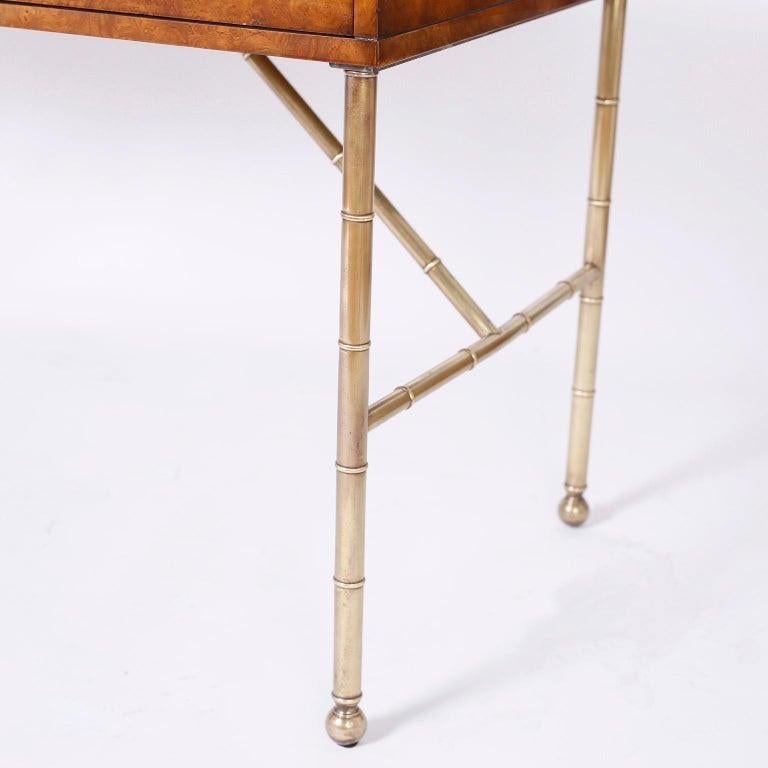 Imitation bambou Bureau du milieu du siècle dernier avec dessus en cuir et pieds en faux bambou par Mastercraft en vente