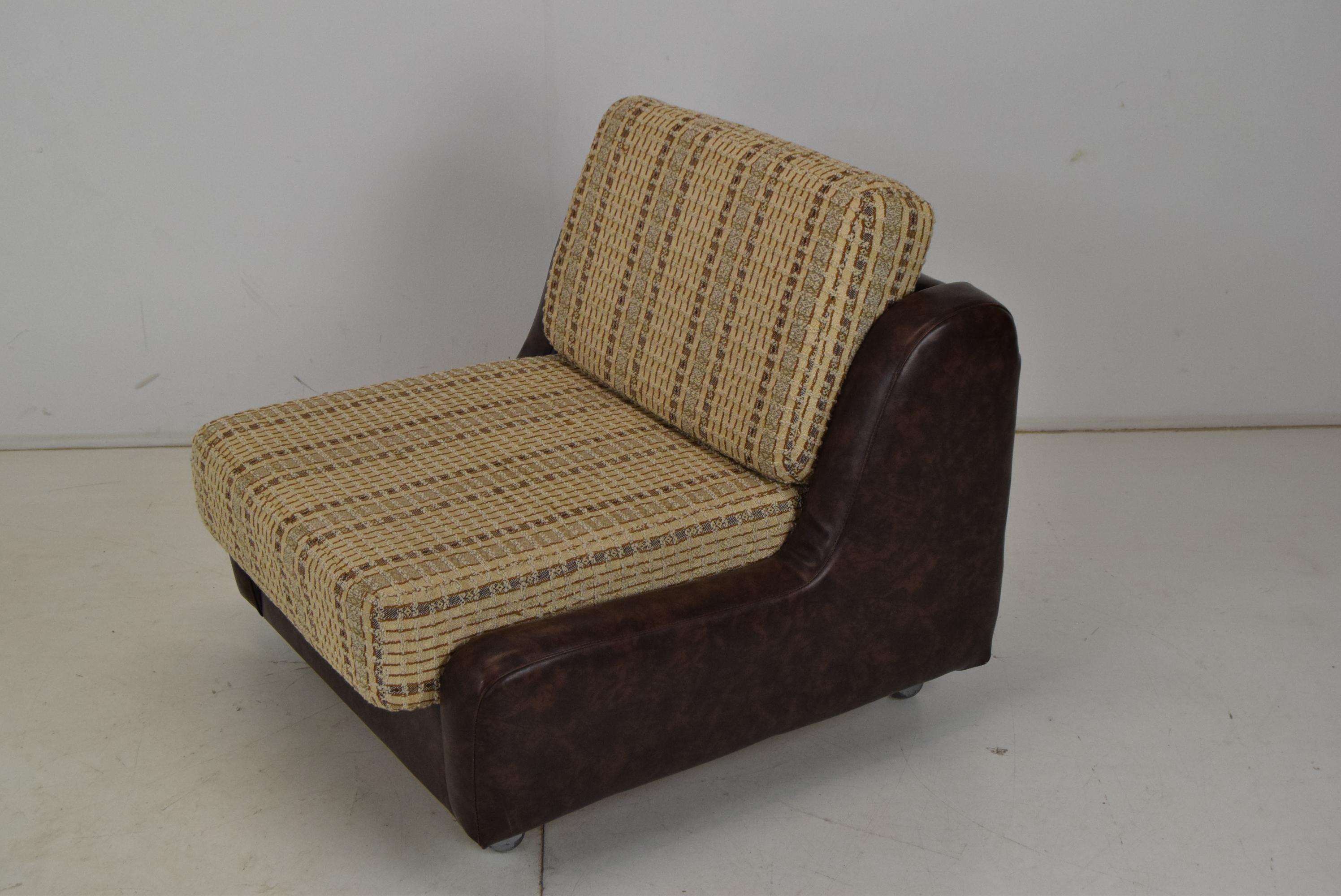 Made in Czechoslovakia.
Made of fabric, Leatherette.
Cushions show signs of use.
Two pieces in stock
Original condition.