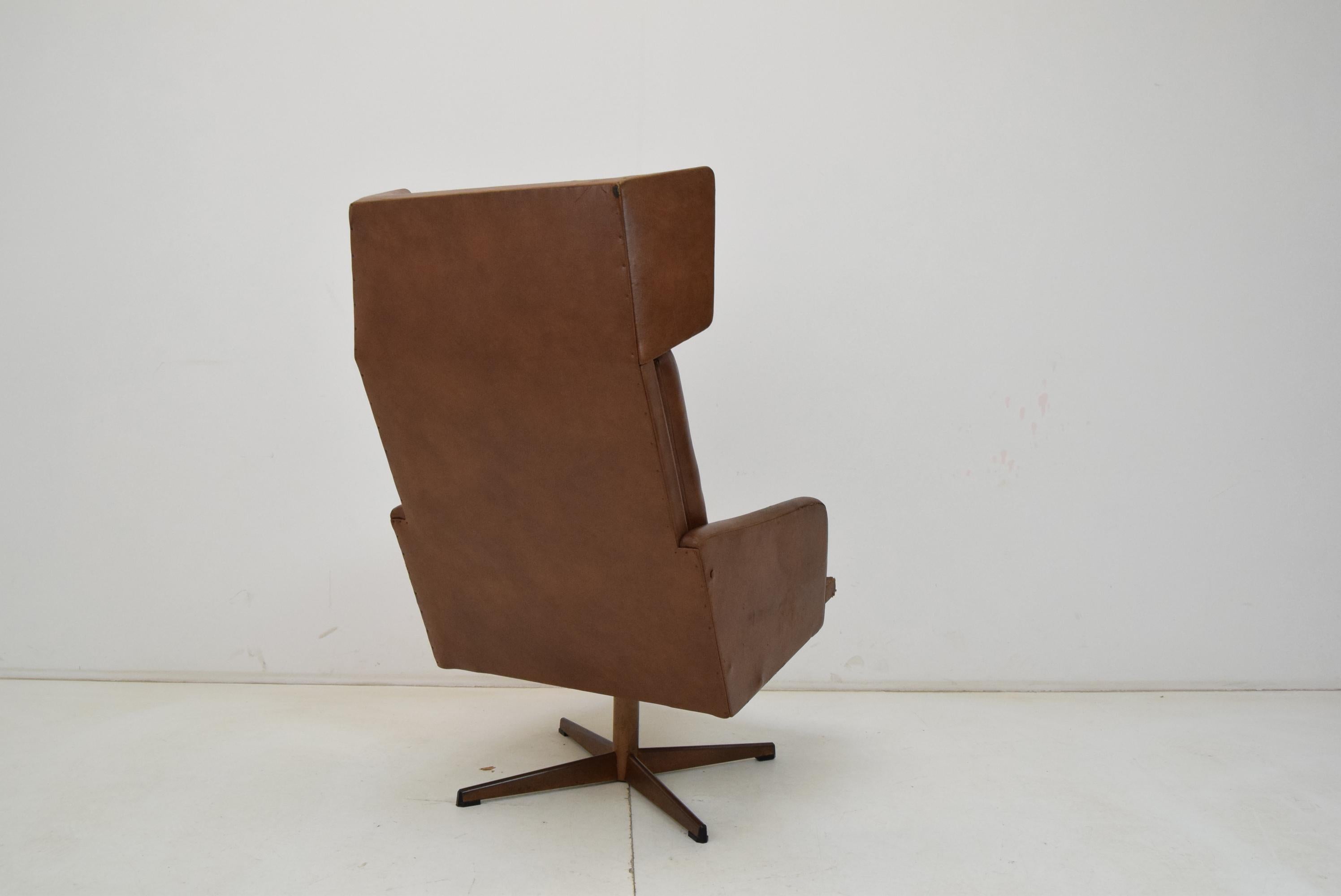Midcentury Leatherette Rotatable Armchair, 1960s For Sale 3