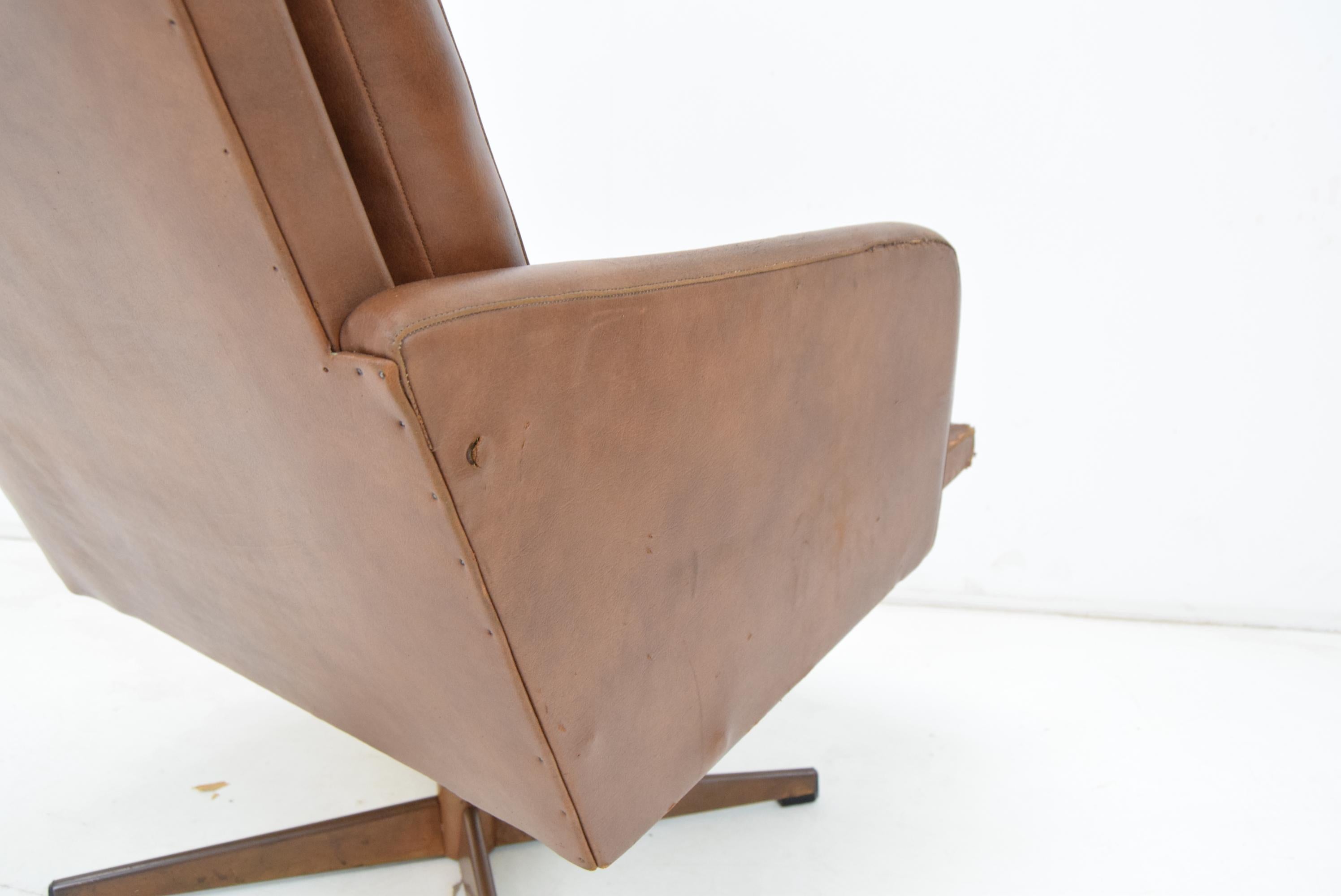 Midcentury Leatherette Rotatable Armchair, 1960s For Sale 4