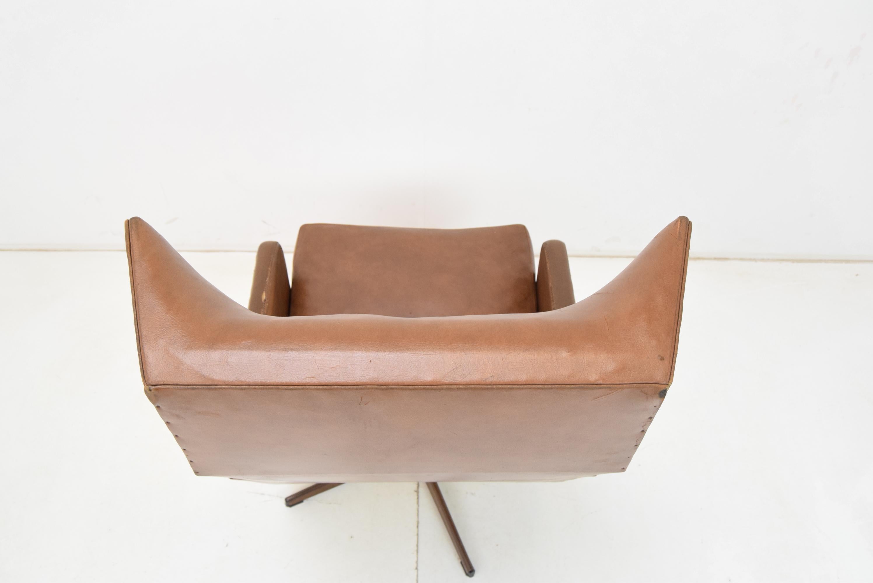 Midcentury Leatherette Rotatable Armchair, 1960s For Sale 5
