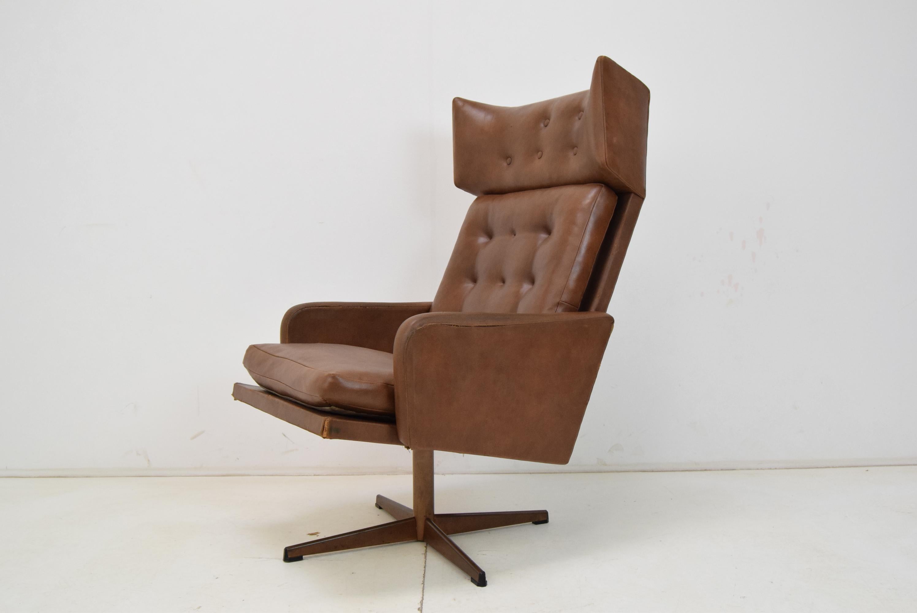 Drehbarer Kunstleder-Sessel aus der Mitte des Jahrhunderts, 1960er Jahre.  (Moderne der Mitte des Jahrhunderts) im Angebot