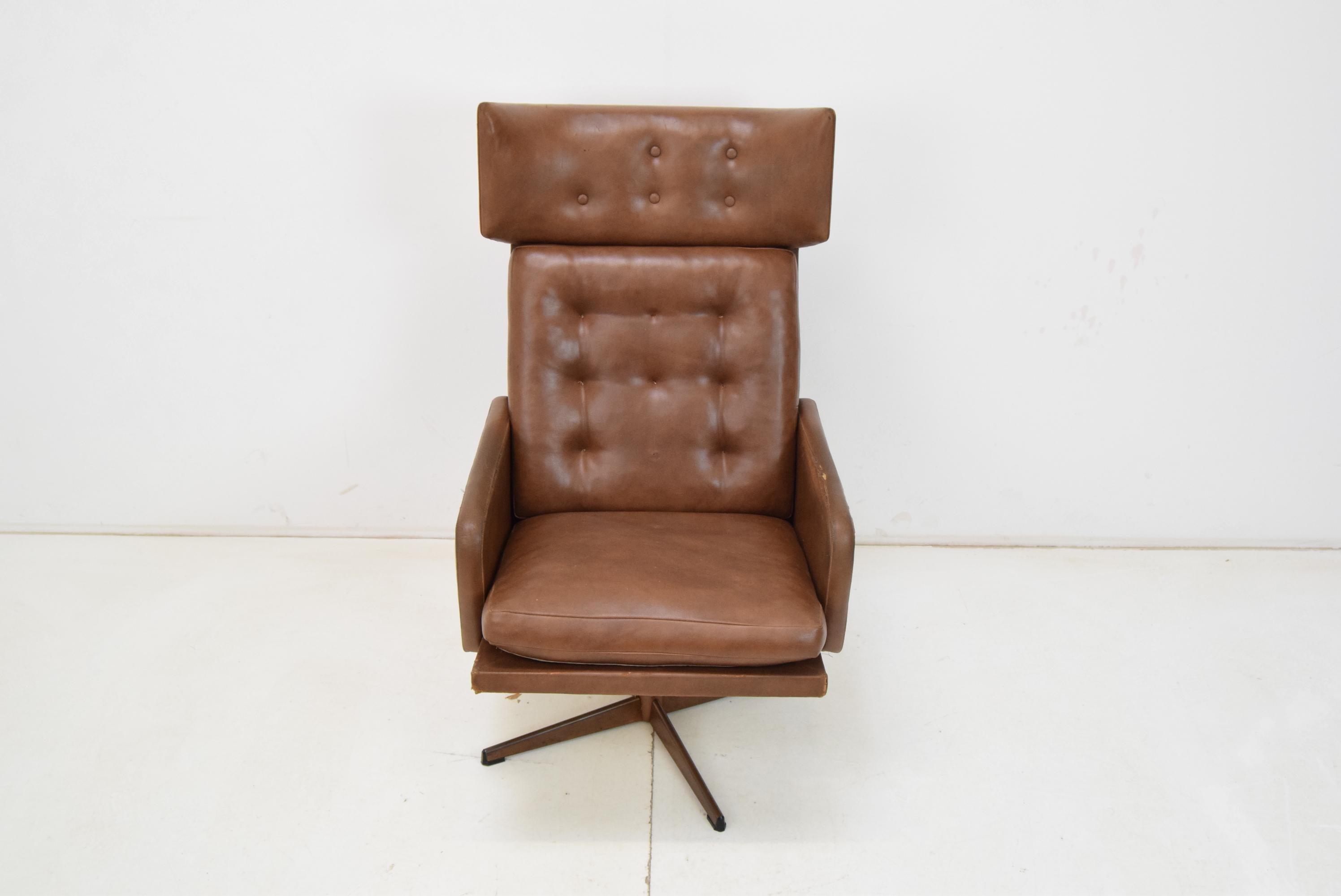 Drehbarer Kunstleder-Sessel aus der Mitte des Jahrhunderts, 1960er Jahre.  (Tschechisch) im Angebot