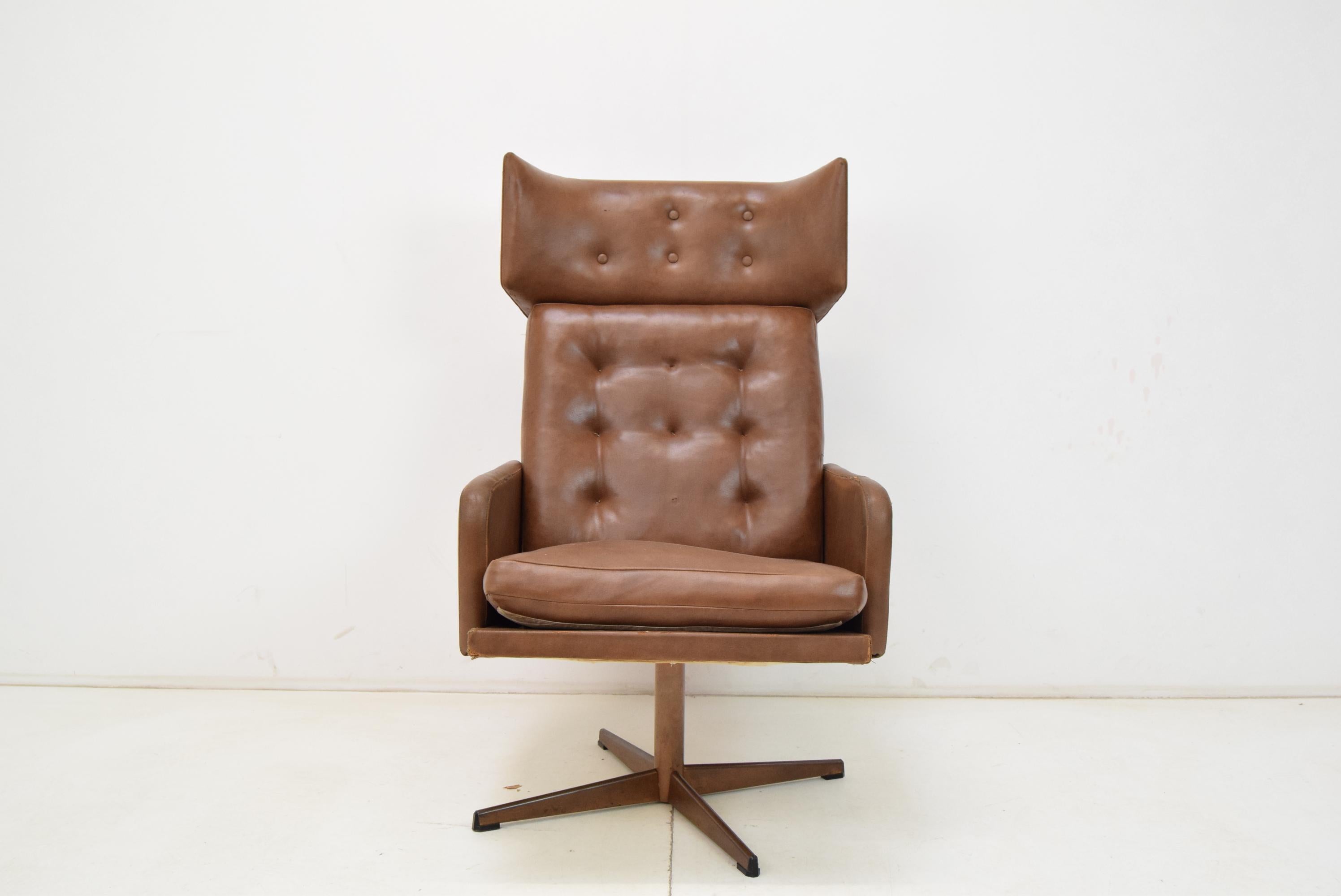 Midcentury Leatherette Rotatable Armchair, 1960s In Fair Condition For Sale In Praha, CZ
