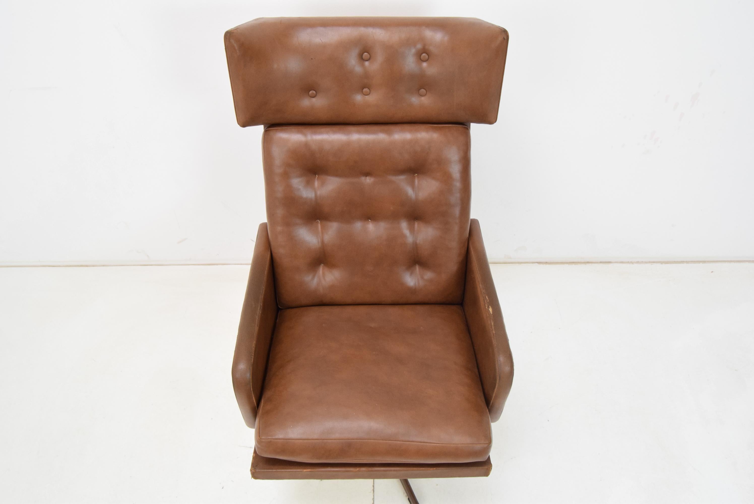 Drehbarer Kunstleder-Sessel aus der Mitte des Jahrhunderts, 1960er Jahre.  (Mitte des 20. Jahrhunderts) im Angebot